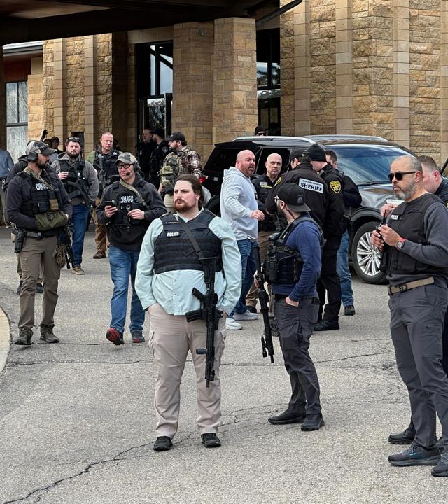 USA, West Bloomfield Township: Polizei steht vor der Synagoge Temple Israel.