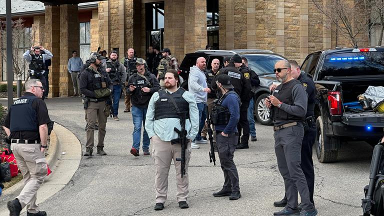 USA, West Bloomfield Township: Polizei steht vor der Synagoge Temple Israel.