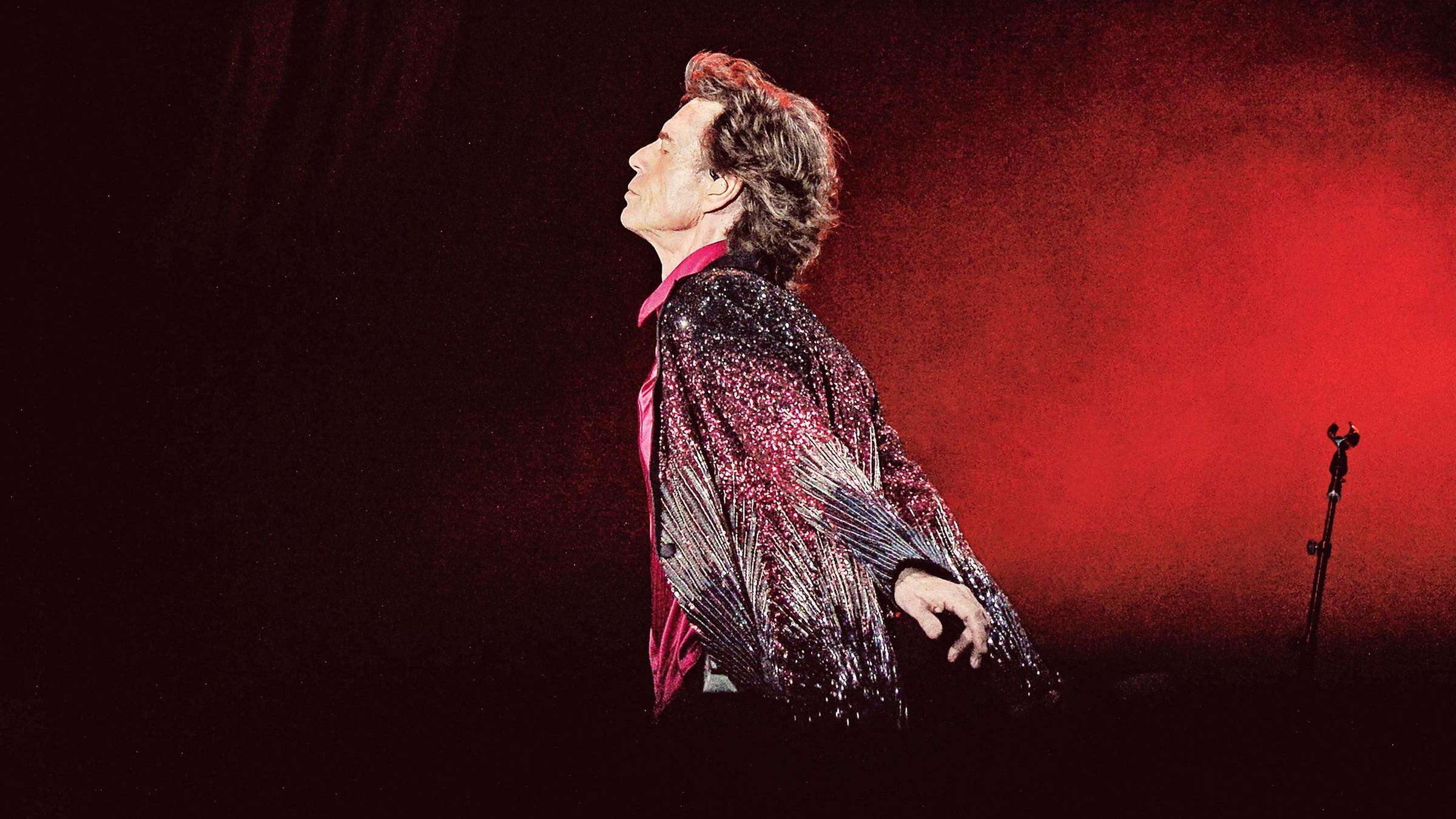 Der britische Sänger und Frontmann der Rolling Stones während eines Konzerts im Ciudad Deportiva in Havana, Kuba am 25. März 2016. Seitlich aufgenommen, gehend mit geschlossenen Augen vor rotem Hintergrund.