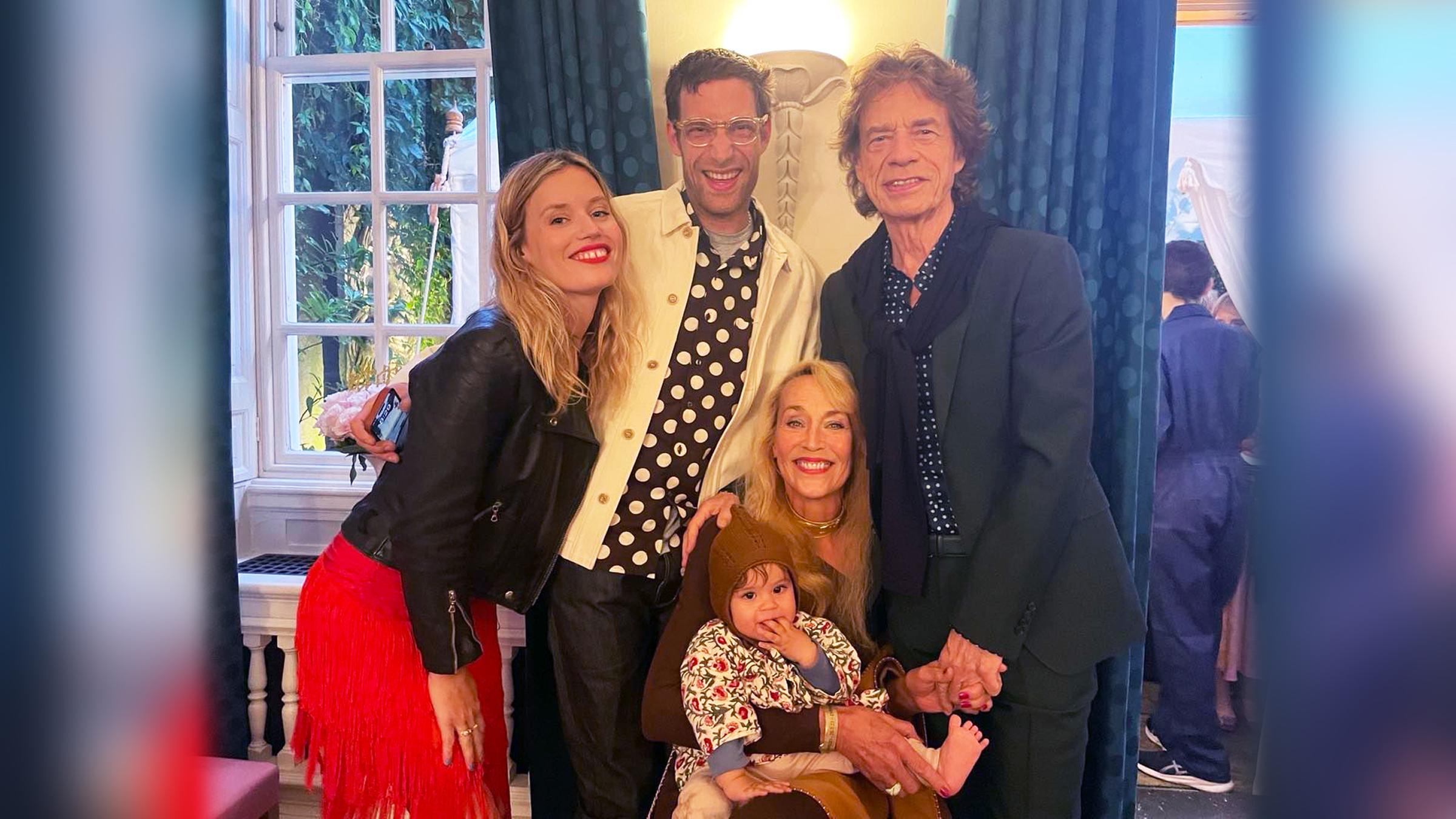 Mick Jagger und Jerry Hall, seit 22 Jahren getrennt, haben vier Kinder und immer mehr Enkelkinder. Mit Tochter Georgia May zeigen sie sich gemeinsam in trauter Patchwork-Harmonie.