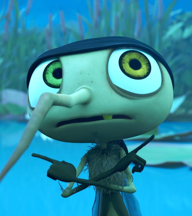 Micki steht vor dem Fluss. Er hat die Arme überkreuzt.