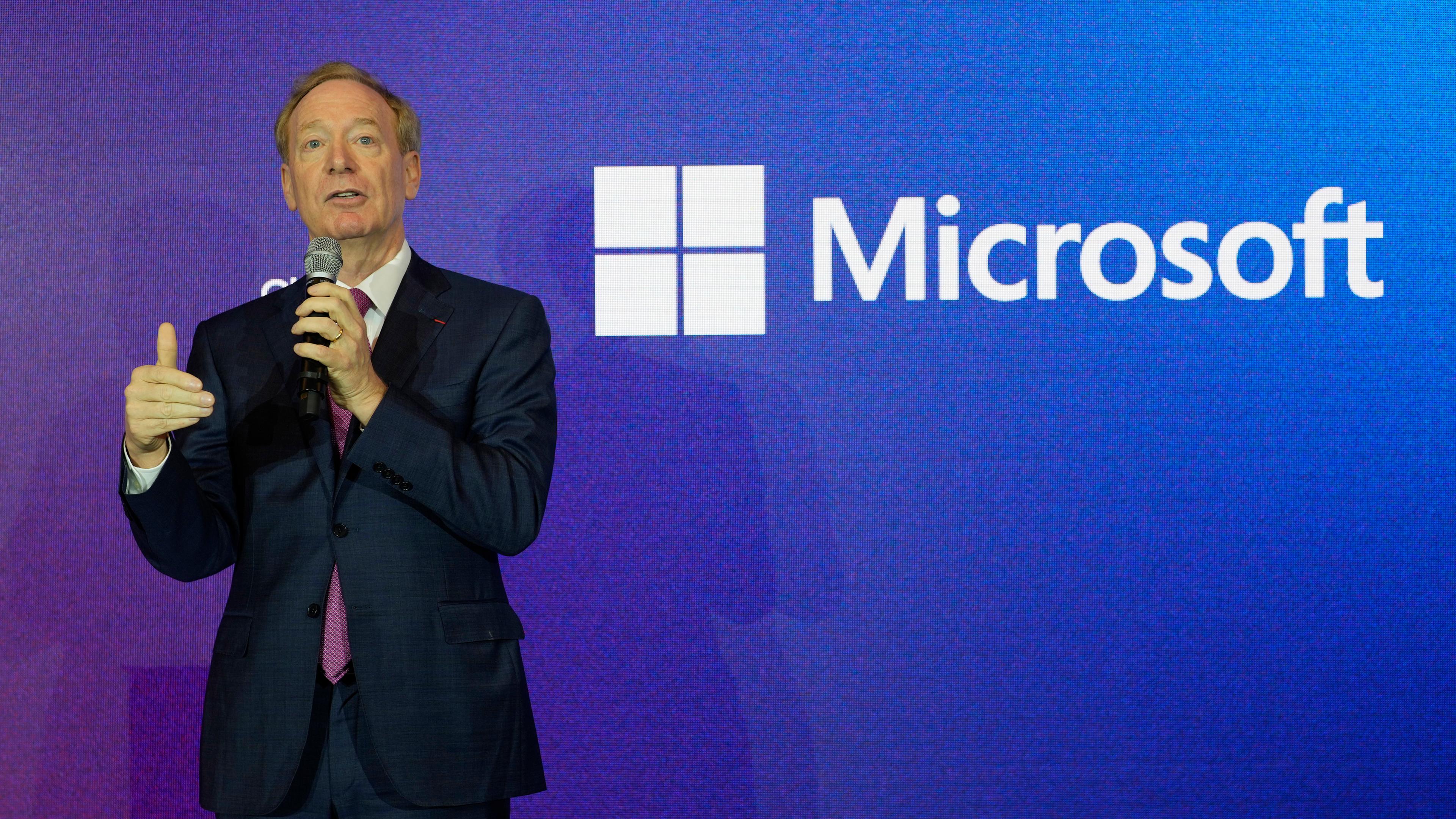 Brad Smith, CEO von Microsoft, hält seine Rede in der französischen Microsoft-Zentrale in Issy-les-Moulineaux