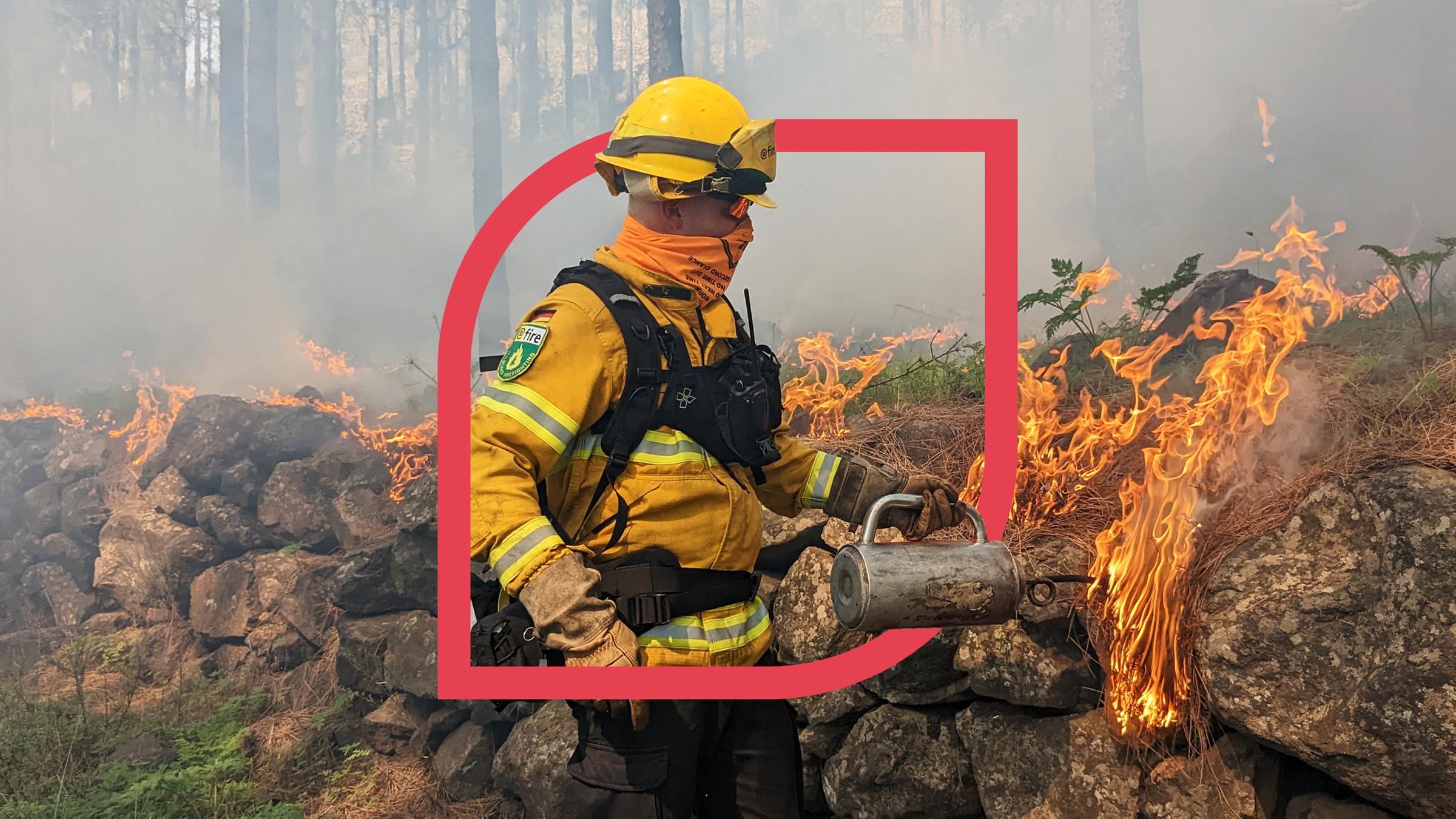Ein Feuerwehmann entzündet gezielt Brände im Wald