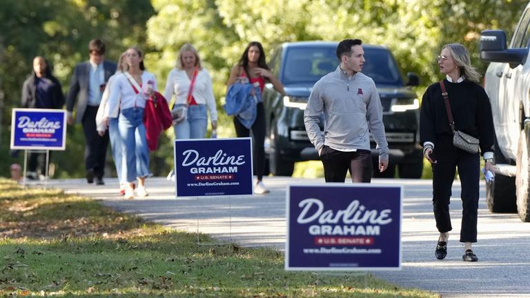 Wähler strömen am 21. Oktober 2026 in Pendleton, South Carolina, zu einer Wahlkampfveranstaltung der republikanischen US-Senatskandidatin Darline Graham, bei der Präsident Donald Trump im Vorfeld der Zwischenwahlen im November zur Unterstützung der Kandidatin auftreten soll.