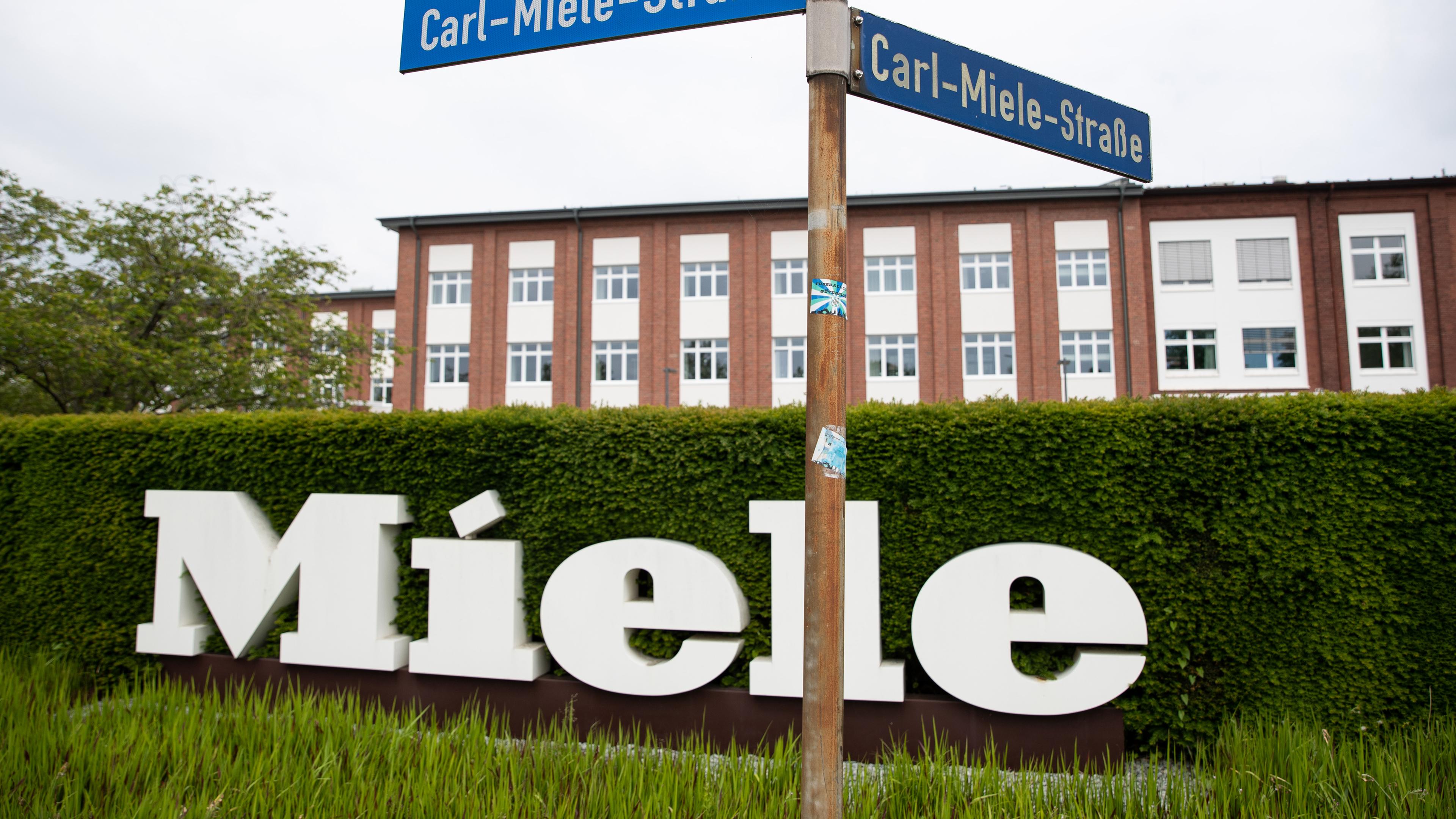 Nordrhein-Westfalen, Gütersloh: Ein Straßenschild "Carl-Miele-Straße" ist vor dem Firmengelände der Miele & Cie. KG zu sehen.