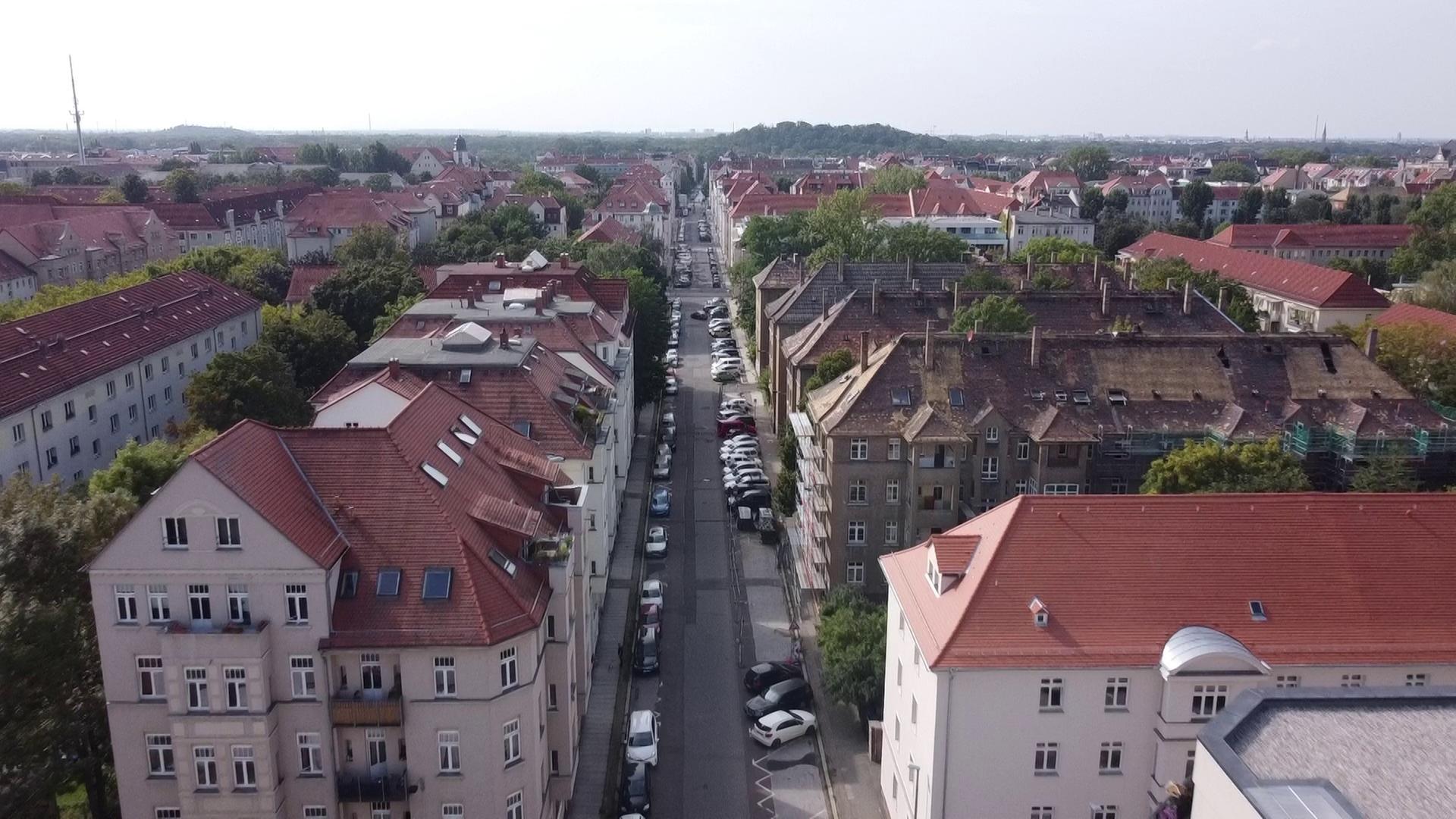 "Mieter unter Druck - Wohnungsnot in Ostdeutschland": Luftaufnahme: Unsanierte Häuser in der Kantstraße in Leipzig.