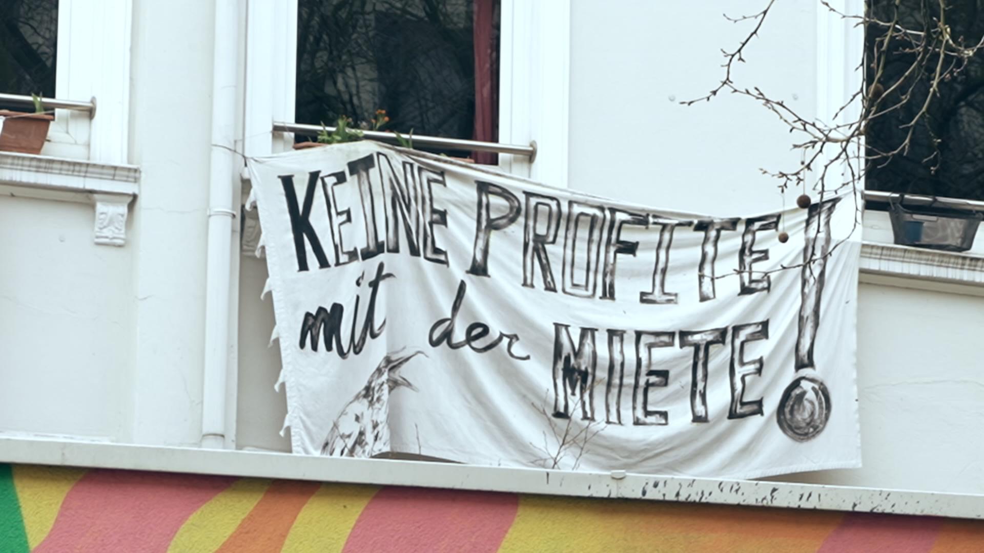 Transparent an einem Mietshaus: "Keine Profite mit der Miete!"