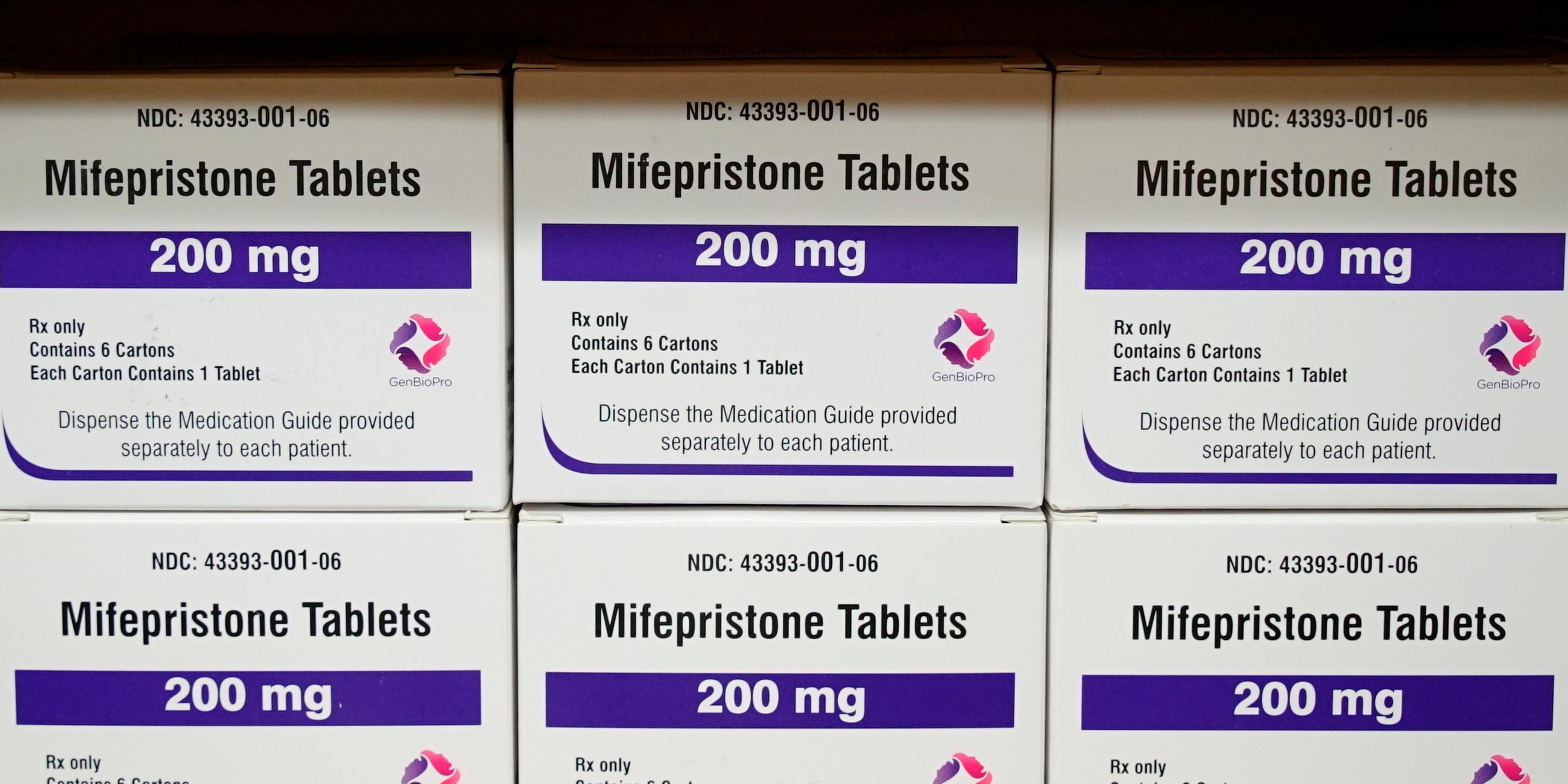 USA, Tuscaloosa: Kartons mit dem Medikament Mifepriston stehen in einem Regal im West Alabama Women's Center in Tuscaloosa, Alabama.