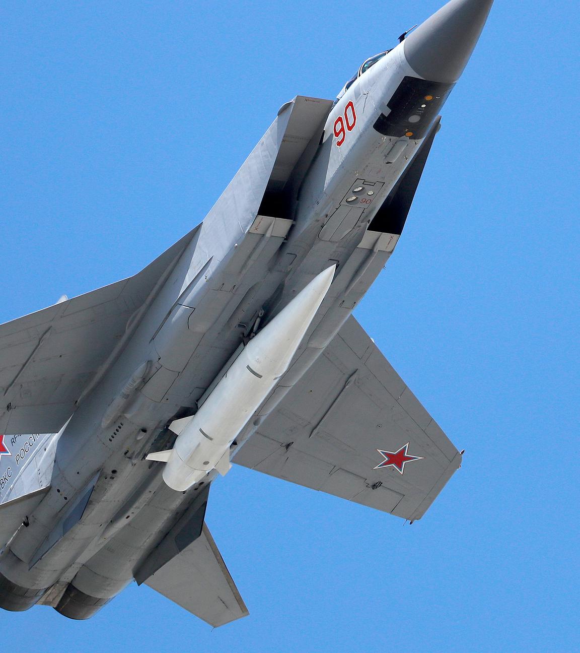 Mikoyan MiG-31 Abfangjäger ausgerüstet mit einer Kinschal-Rakete