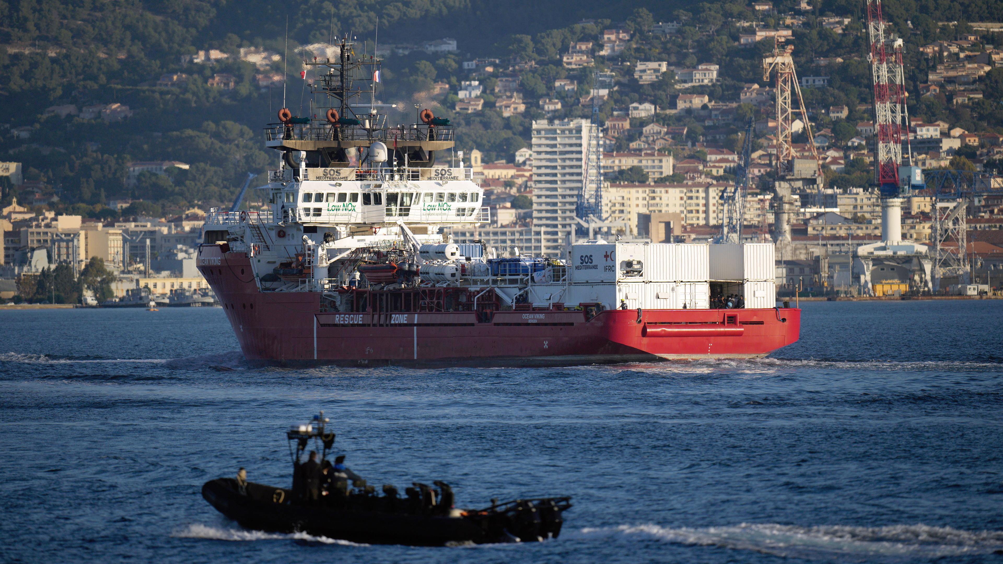 Das humanitäre Schiff "Ocean Viking" fährt in den französischen Militärstützpunkt in Toulon ein, aufgenommen am 11.11.2022