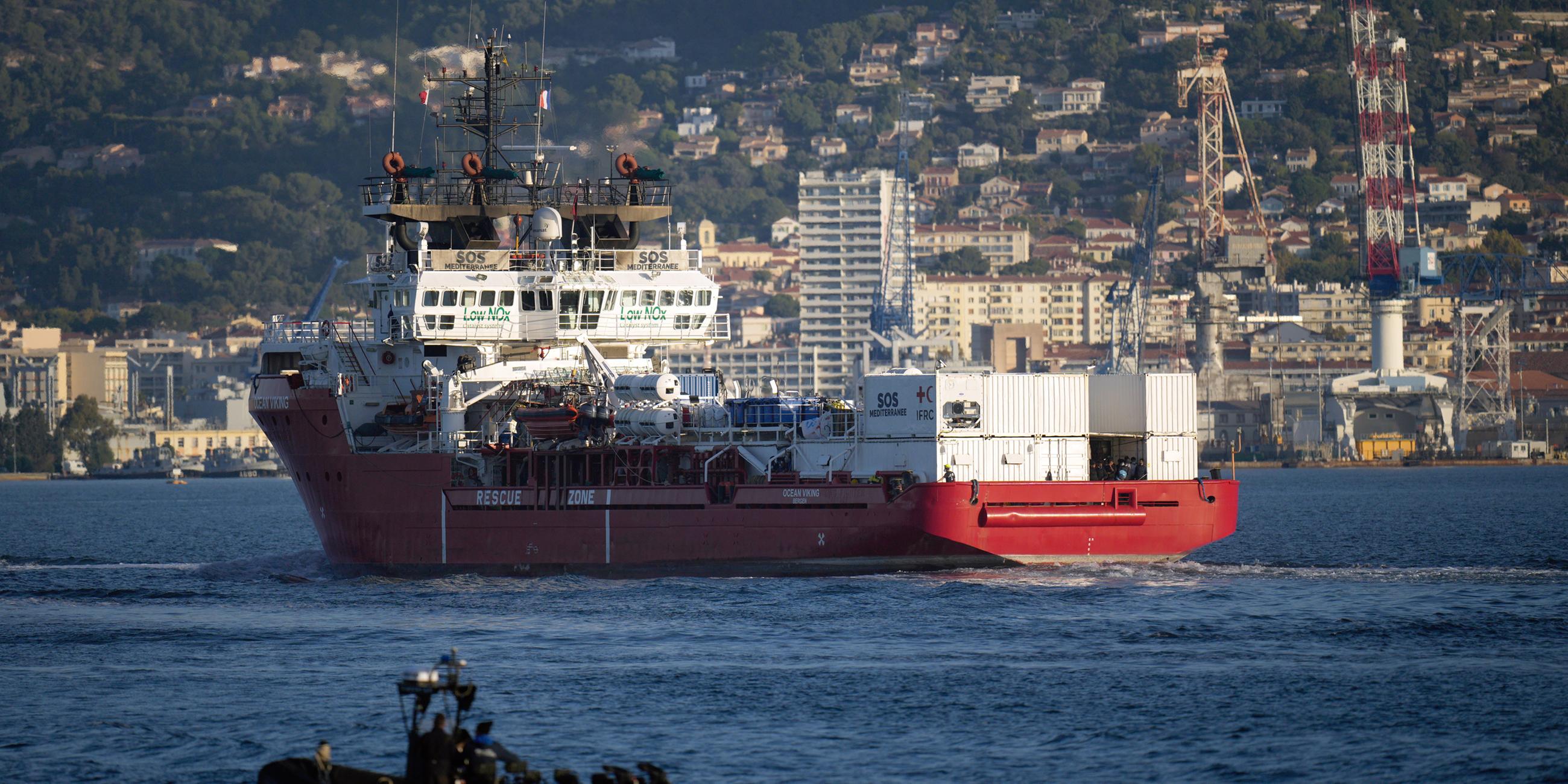 Das humanitäre Schiff "Ocean Viking" fährt in den französischen Militärstützpunkt Toulon ein. 