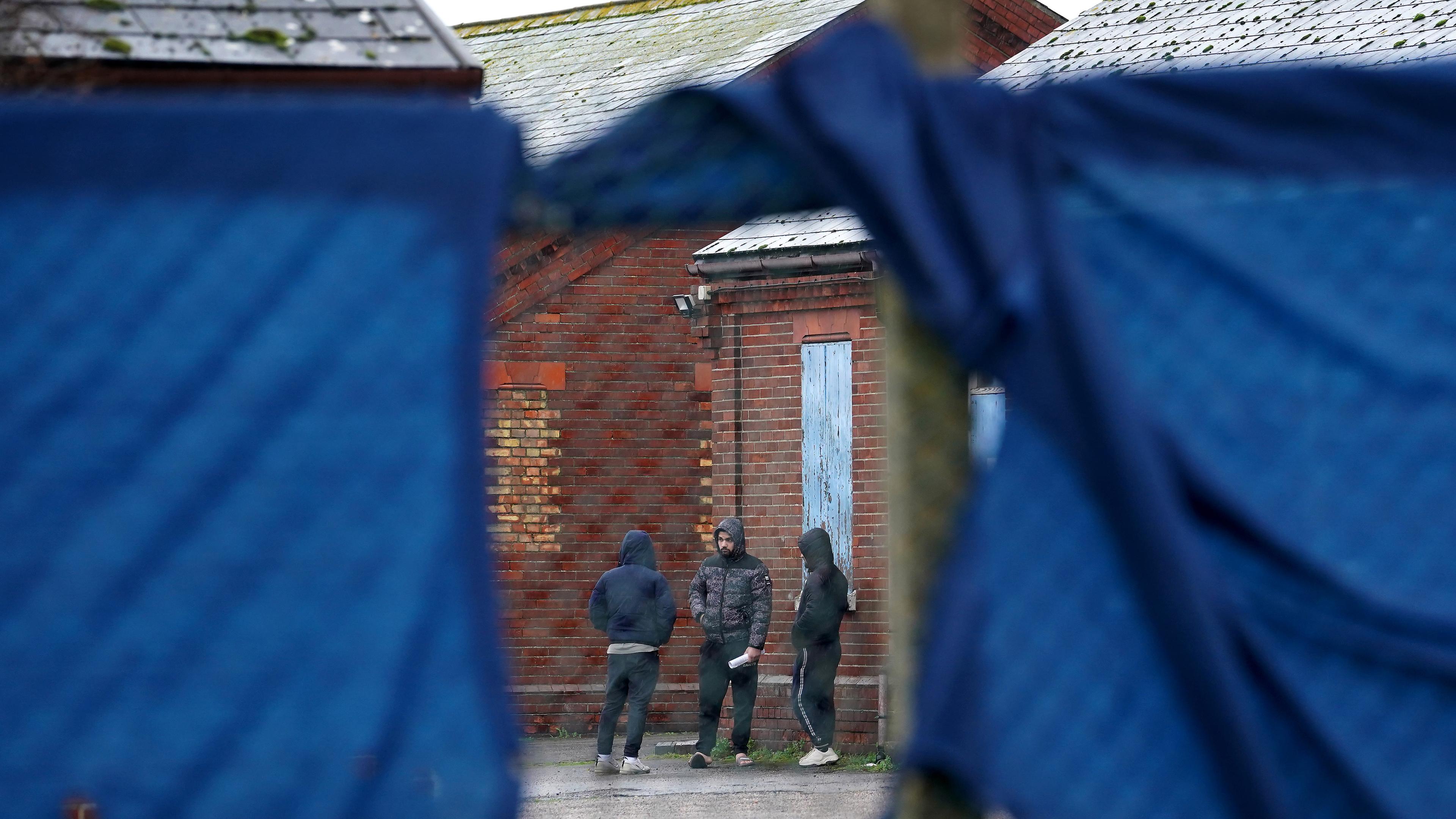 Migranten stehen in der Napier-Kaserne, ihrer Unterkunft, aufgenommen am 14.11.2023