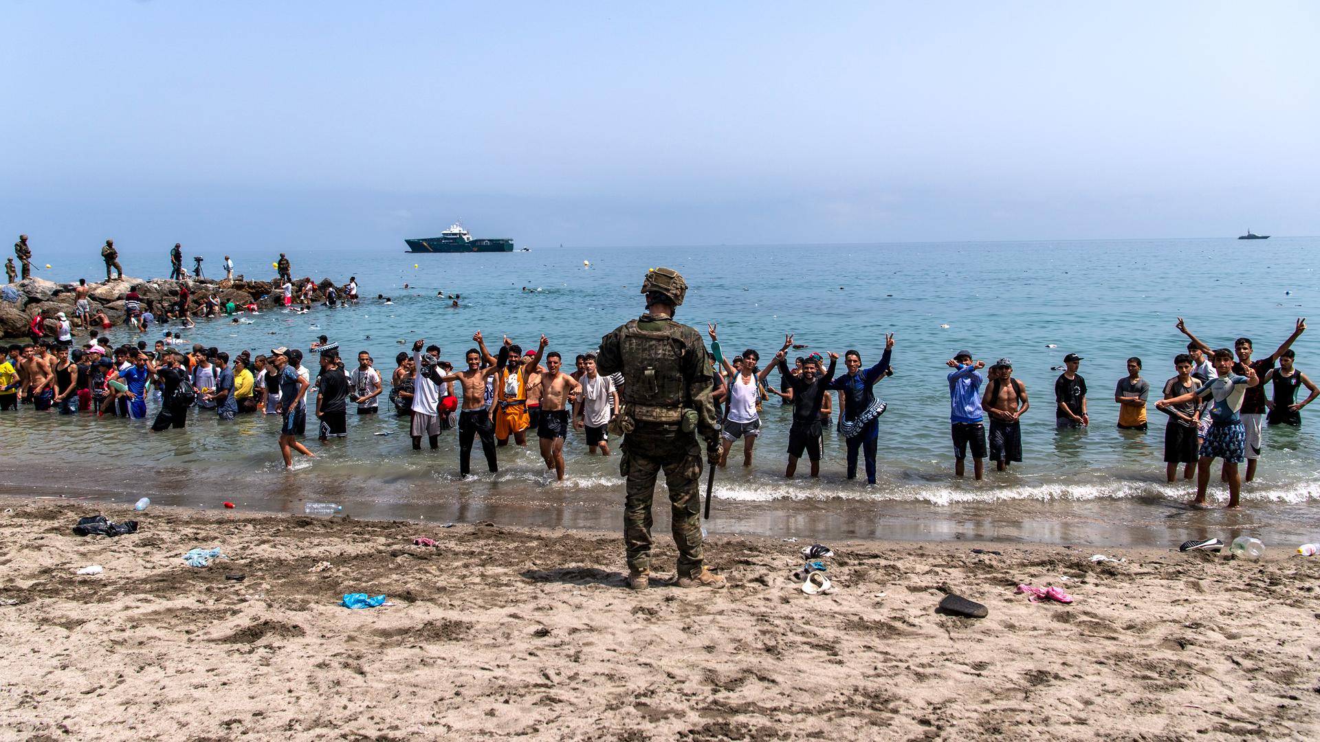 31.07.2026, Spanien, Ceuta: Spanische Armeesoldaten blockieren den Zugang zum Strand für Menschen, die von Marokko in die spanische Enklave Ceuta kommen. Foto: Antonio Sempere/AP/dpa +++ dpa-Bildfunk +++