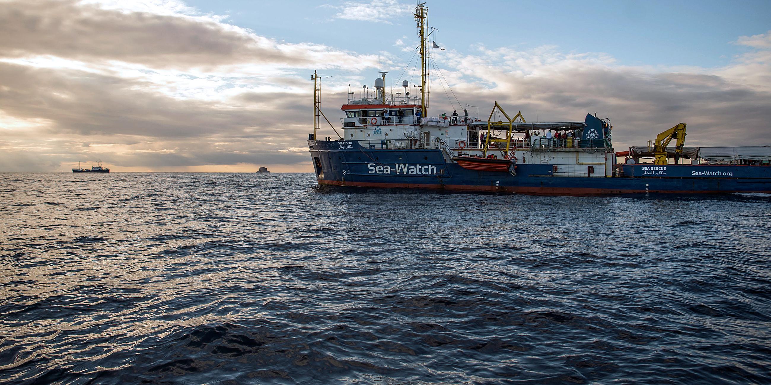 Migranten an Bord der Sea-Eye im Mittelmeer