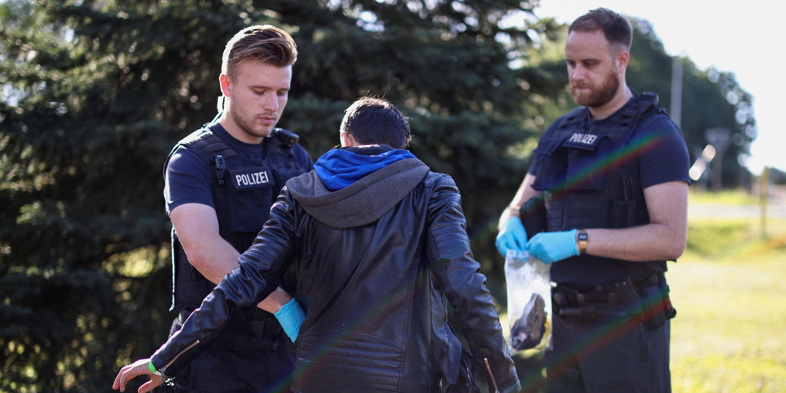 Ein mutmaßlicher irregulär eingereister Migrant wird während einer Patrouille entlang der deutsch-polnischen Grenze untersucht.