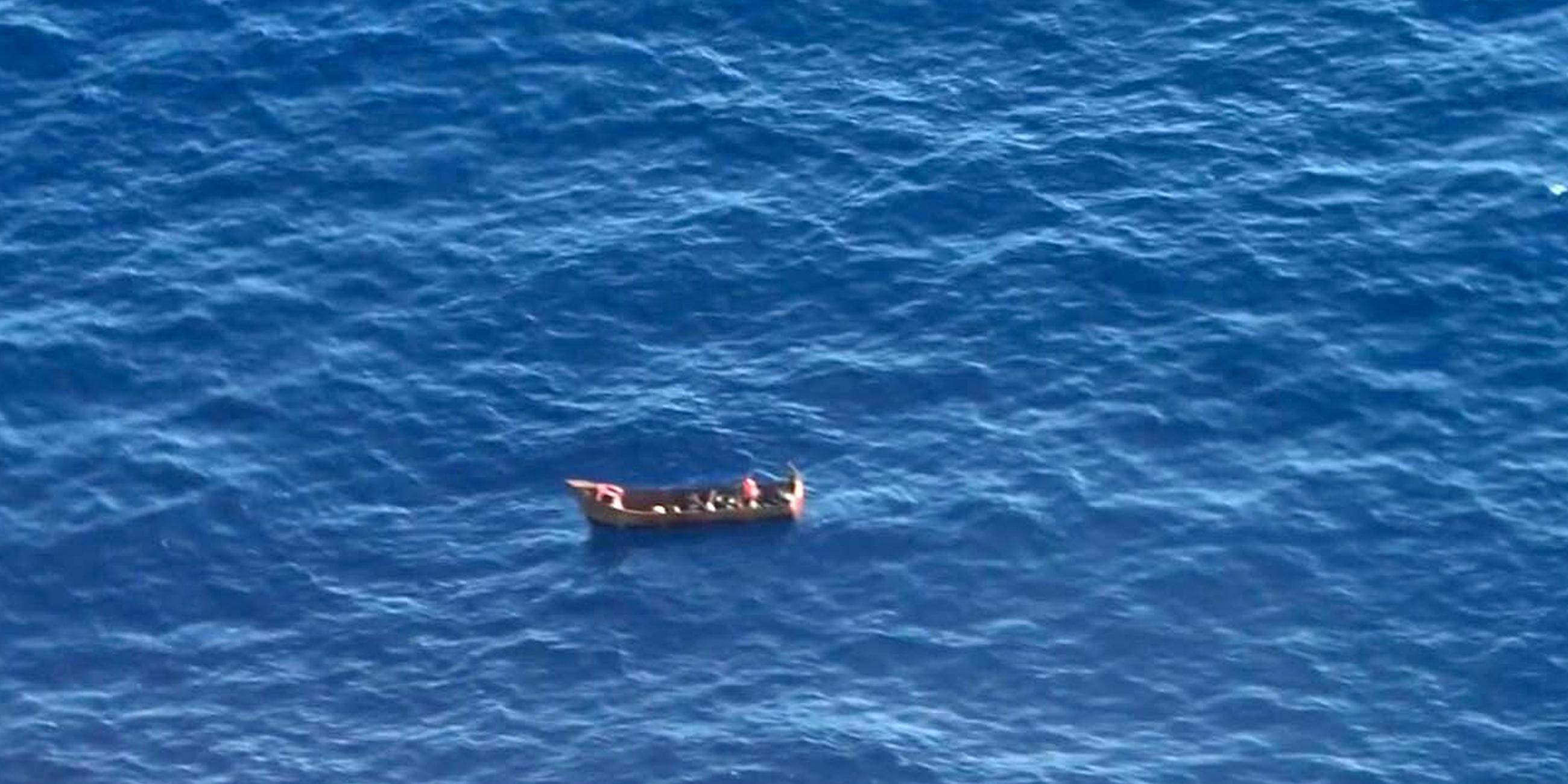 Ein treibendes kleines Boot mit nur vier Überlebenden an Bord
