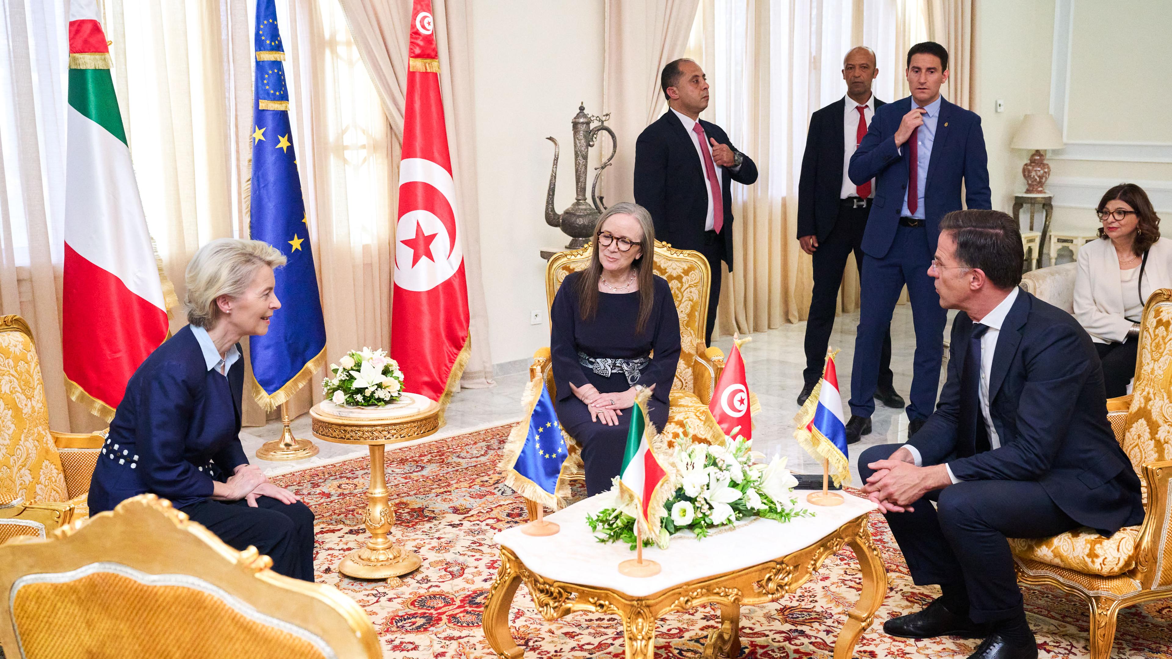 Najla Bouden Romdhane (M), Premierministerin von Tunesien, empfängt den niederländischen Premierminister Mark Rutte (r) und Ursula von der Leyen (l), Präsidentin der Europäischen Kommission.