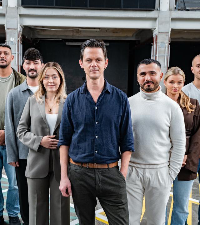 Zu sehen sind der Moderator von 13 Fragen und die 6 Gäste der Folge