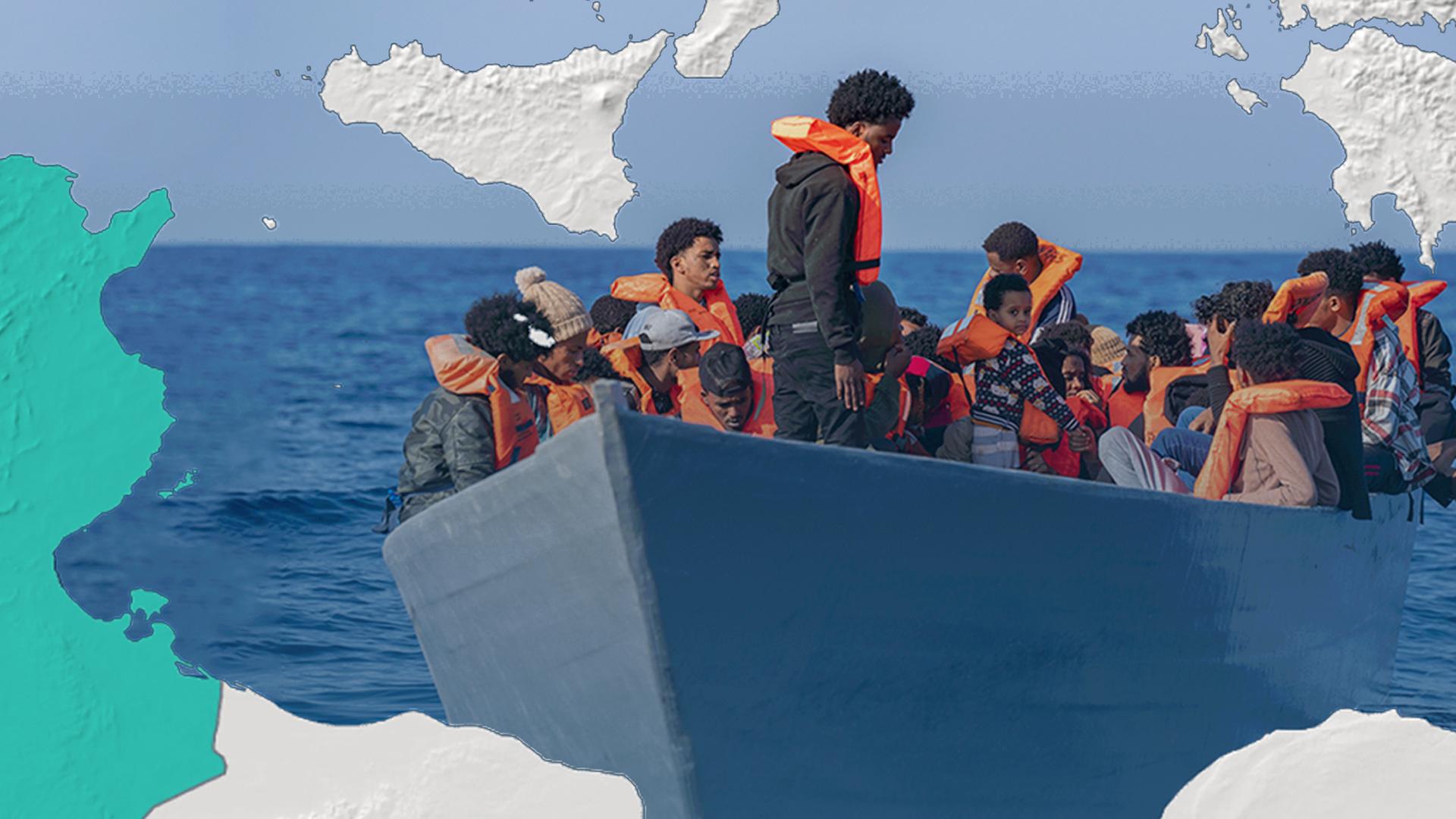 Ein überfülltes Flüchtlingsboot fährt über das Mittelmeer