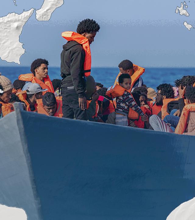 Ein überfülltes Flüchtlingsboot fährt über das Mittelmeer