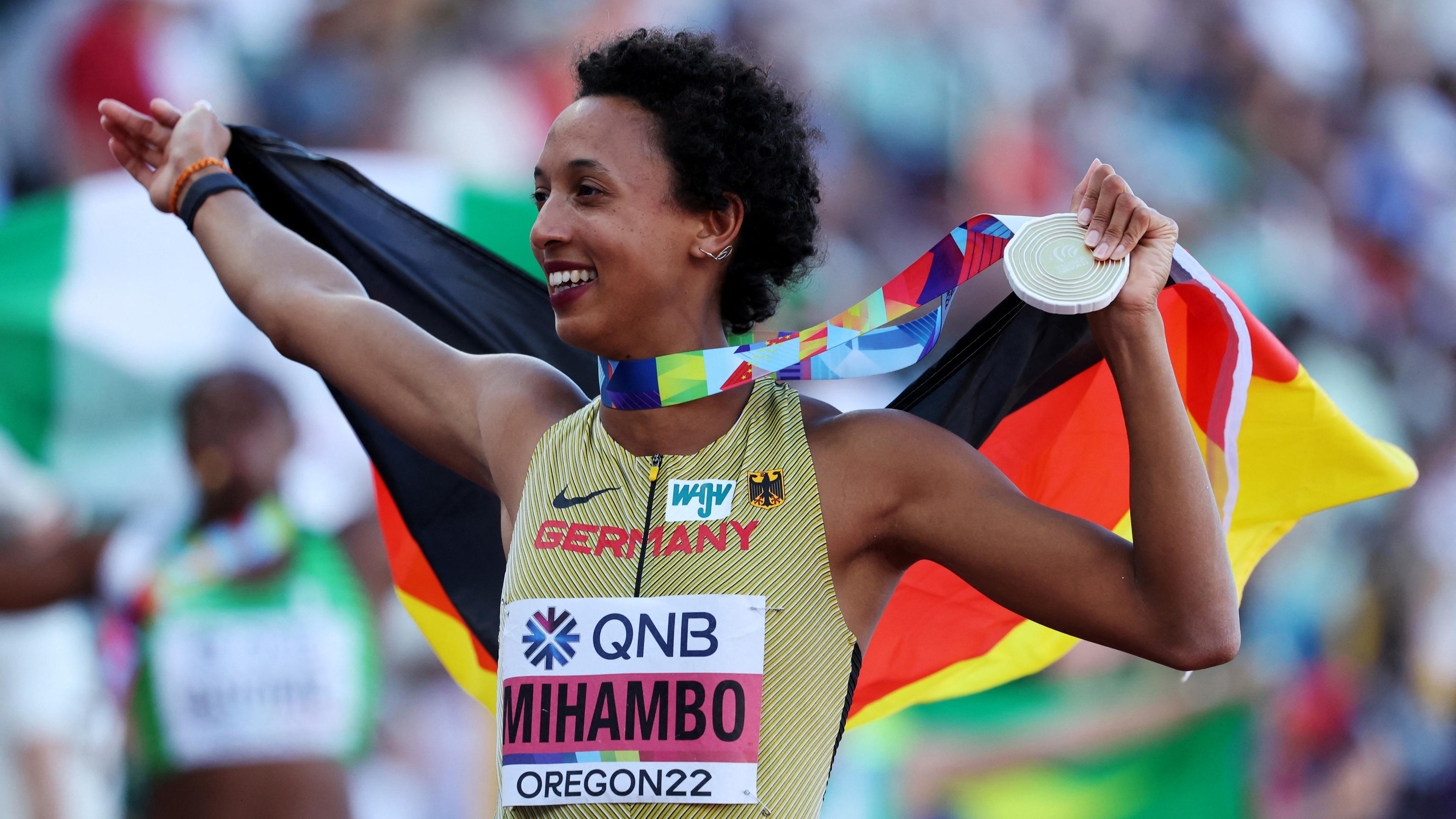Leichtathletik: Malaika Mihambo feiert ihre WM-Goldmedaille in Eugene 2022.