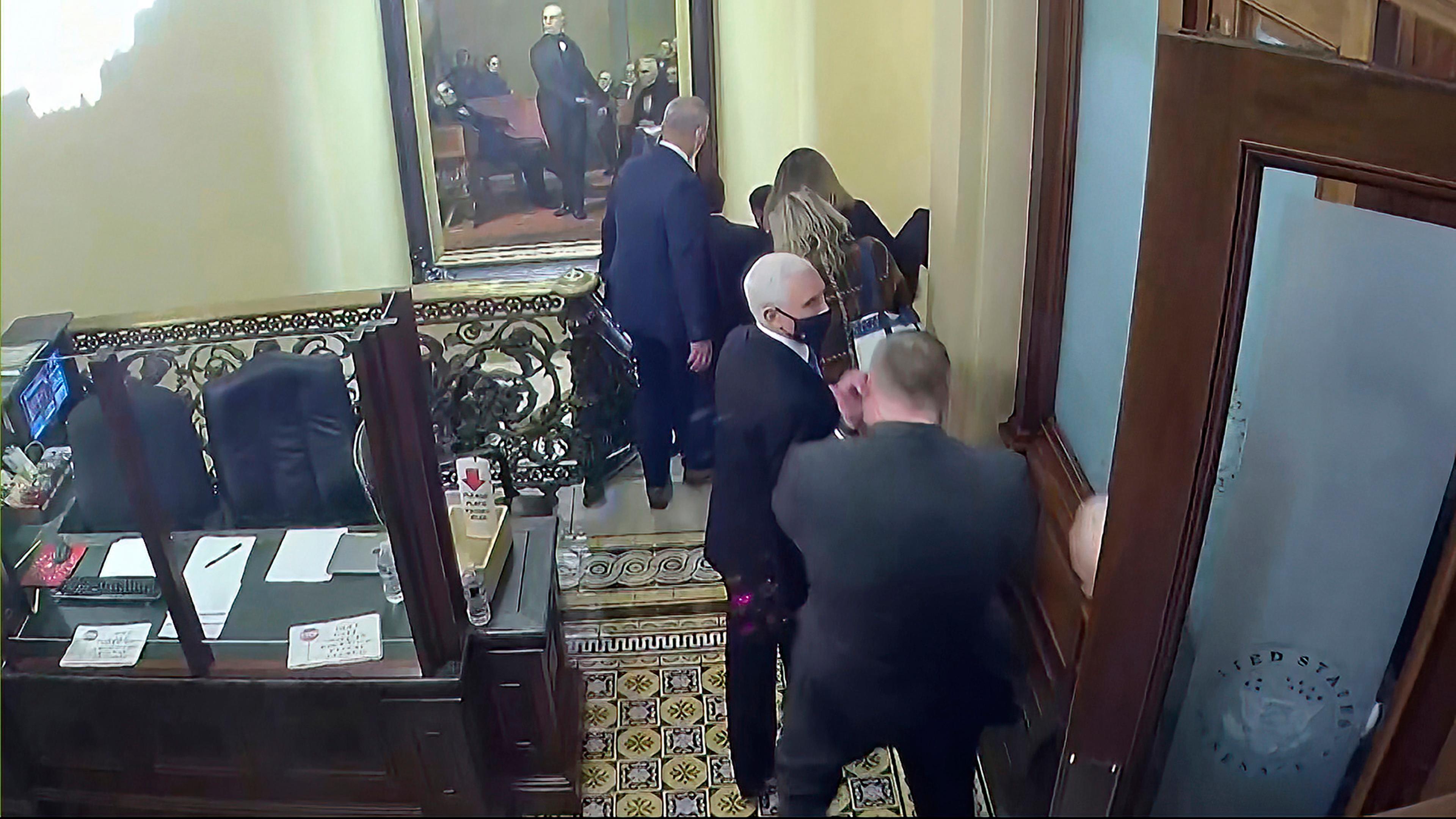Sicherheitspersonal leitet den ehemaligen US-Vize Mike Pence am 6. Januar 2021 aus dem Kapitol.
