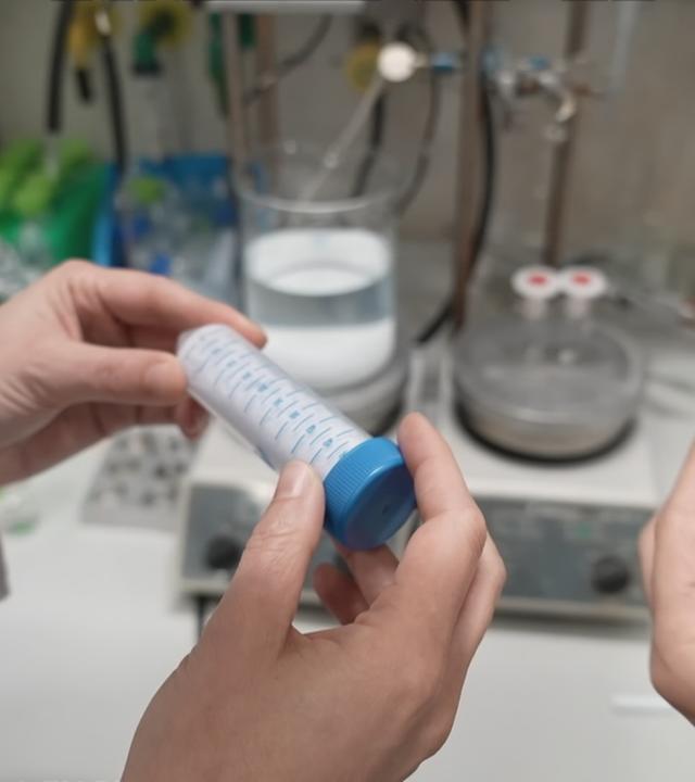 Mikroplastik in einem Röhrchen