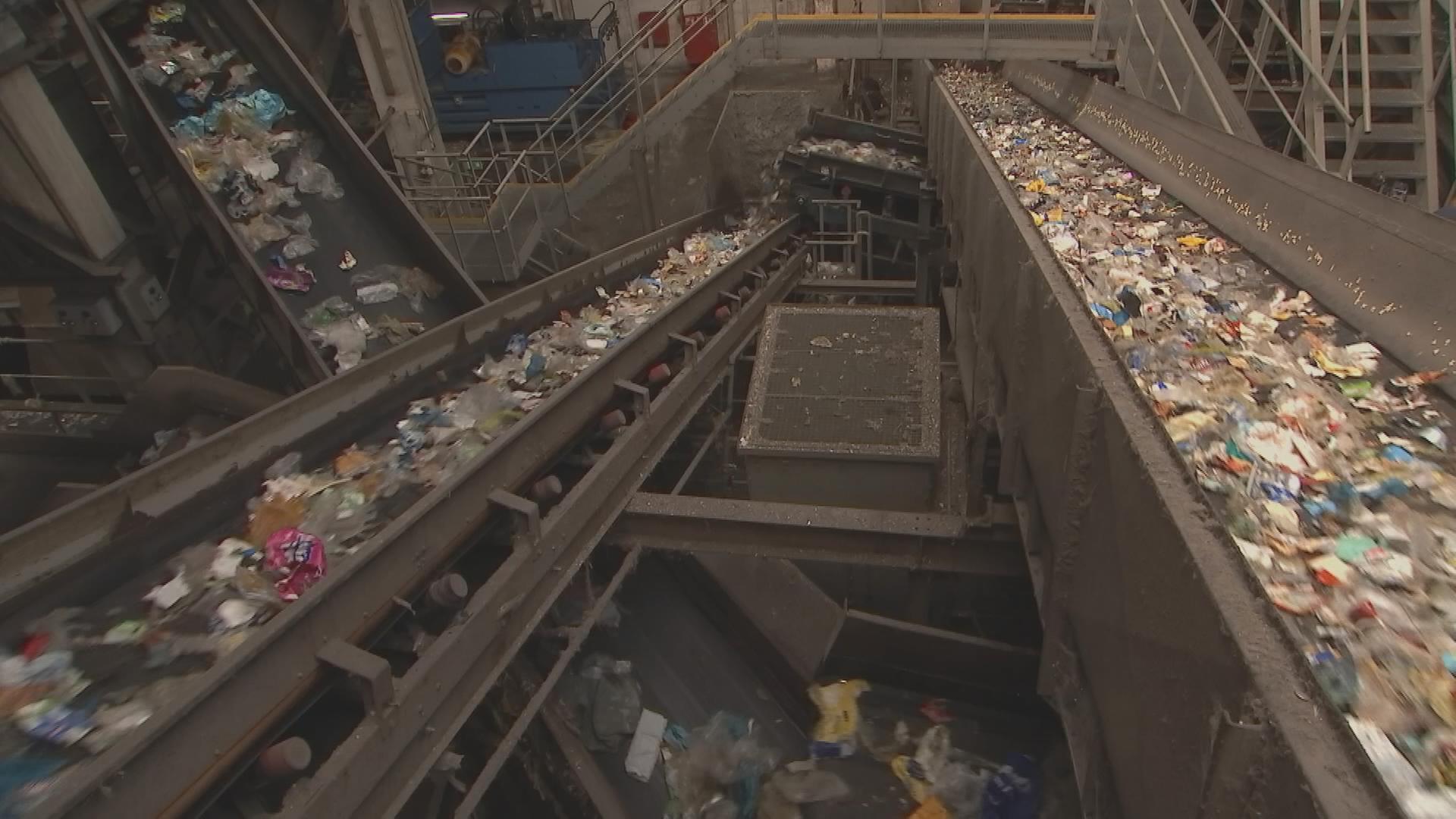 Plastik bei der Müllverarbeitung