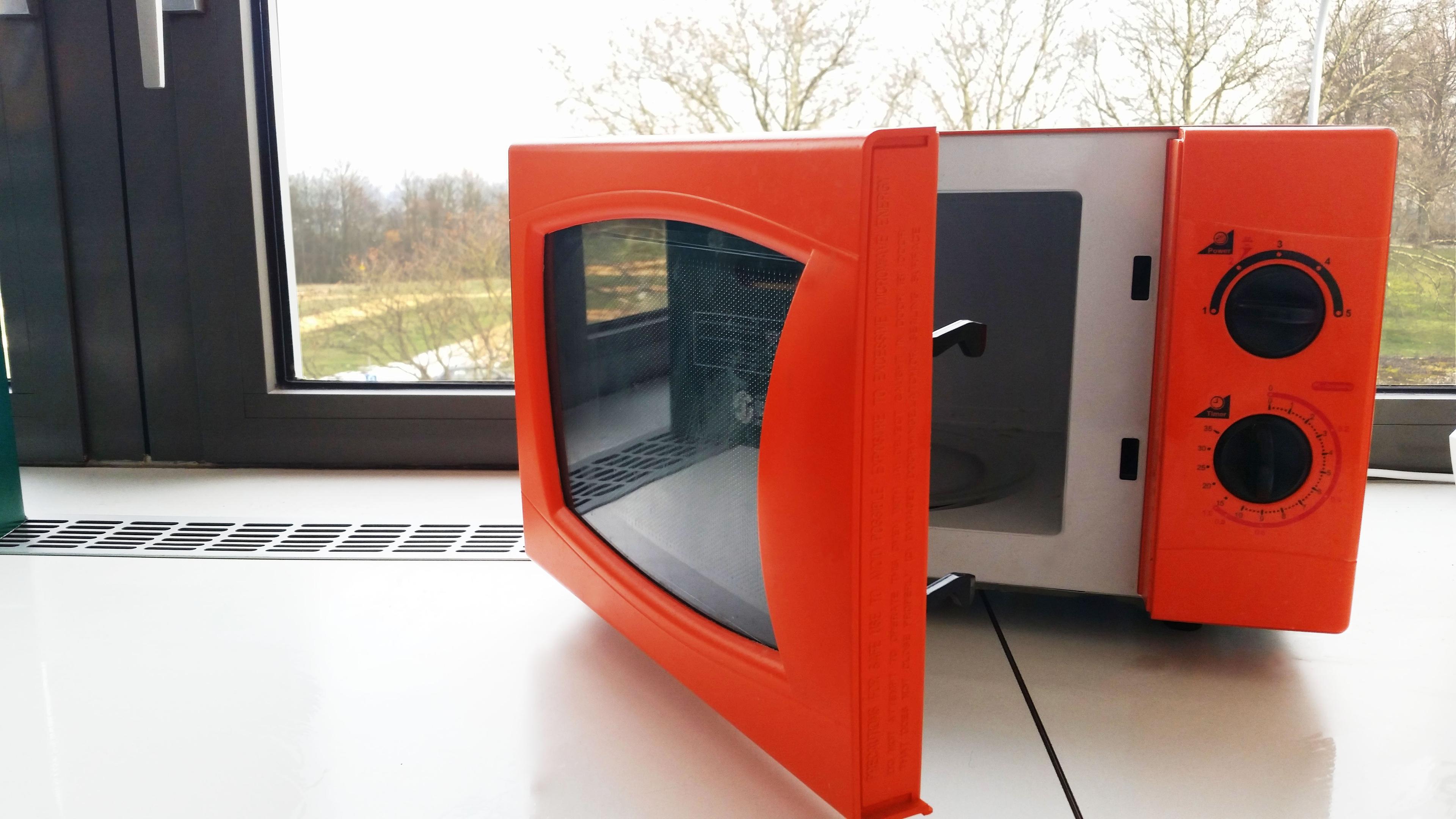 Eine orange farbene Mikrowelle