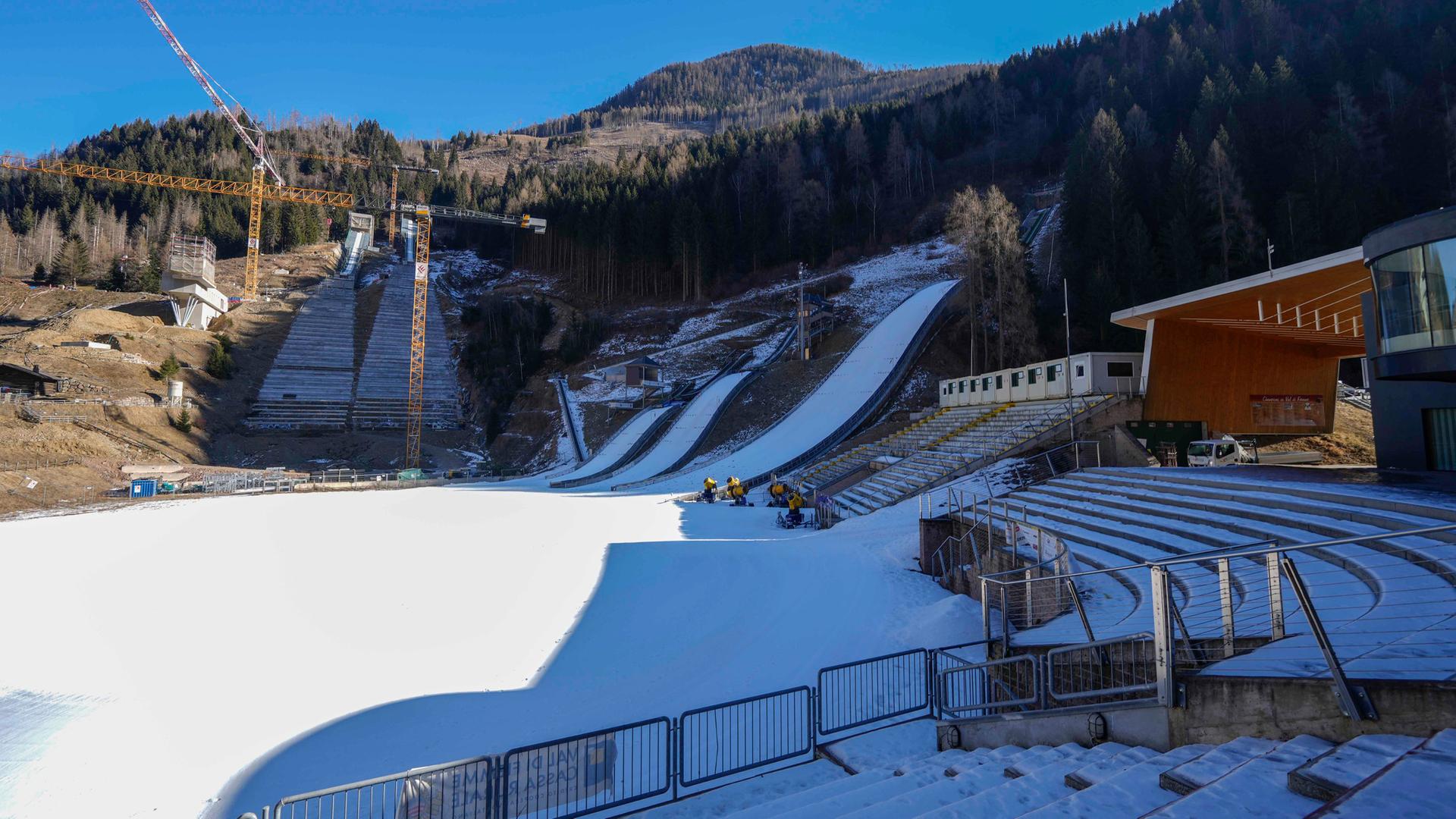 Blick auf das Skisprungstadion für die Winterspiele Mailand–Cortina 2026 in Predazzo, Italien, am Freitag, 17. Januar 2025.