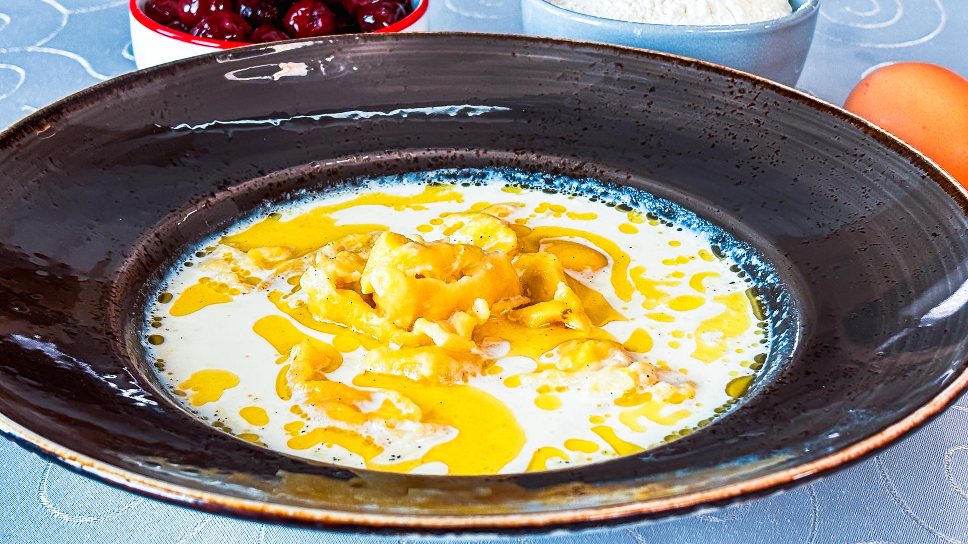 "Kliebensuppe" - Milchsuppe mit Kirschgrütze