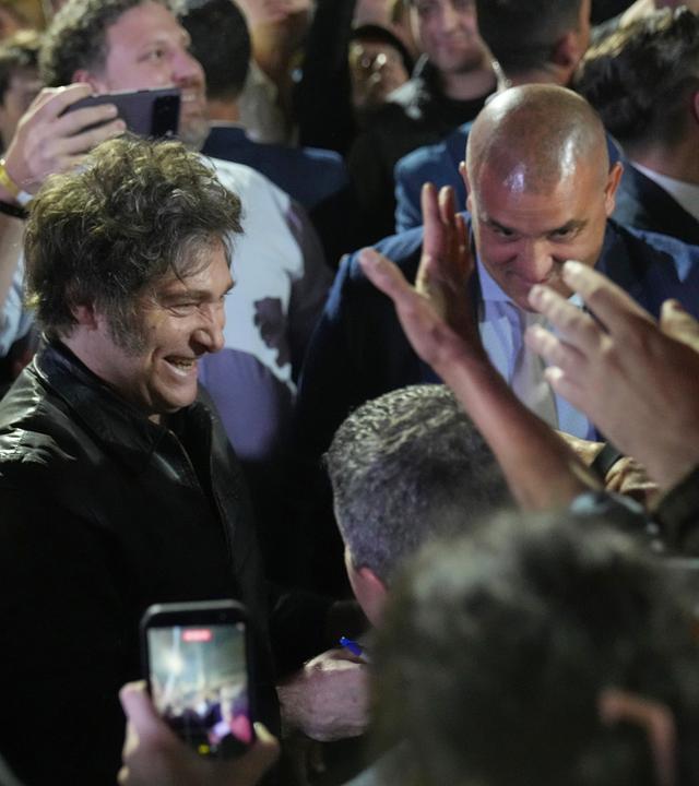 Argentiniens Präsident Javier Milei lächelt seinen Anhängern nach dem Sieg bei den Parlamentswahlen zur Halbzeit der Legislaturperiode zu.
