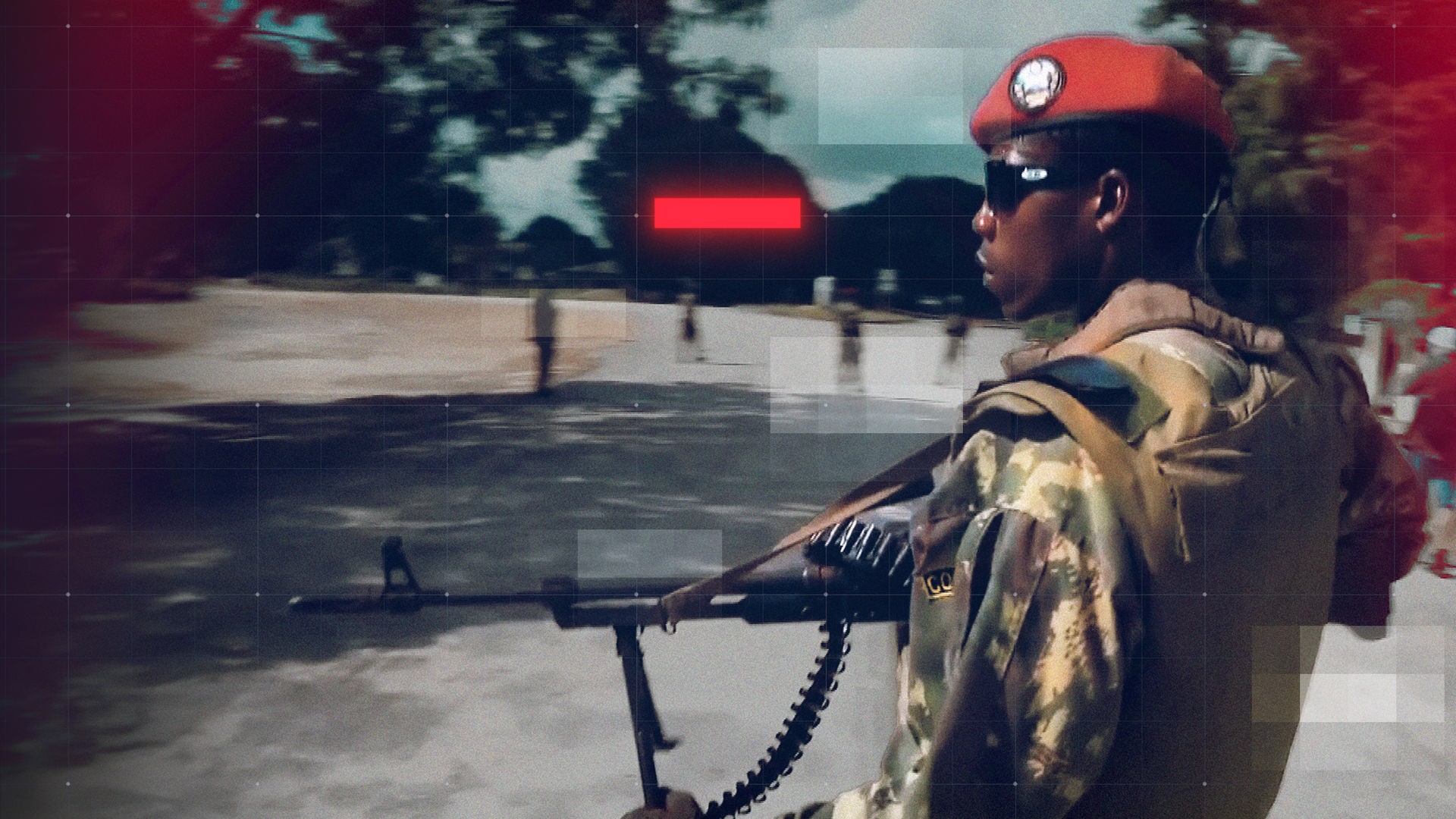 Eine Sldat der der mosambikanischen Armee  in Tarnuniform mit rotem Barett und Sonnenbrille trägt ein Gewehr und bewegt sich im Freien. Das Bild ist mit grafischen Raster-Overlay und rote Lichteffekten gestaltet und vermittelt den Eindruck einer Nachrichten- oder Dokumentationsaufnahme.