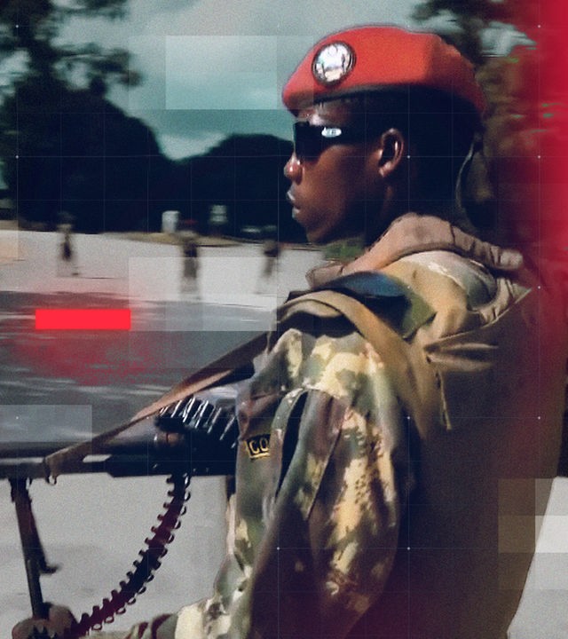 Eine Sldat der der mosambikanischen Armee  in Tarnuniform mit rotem Barett und Sonnenbrille trägt ein Gewehr und bewegt sich im Freien. Das Bild ist mit grafischen Raster-Overlay und rote Lichteffekten gestaltet und vermittelt den Eindruck einer Nachrichten- oder Dokumentationsaufnahme.