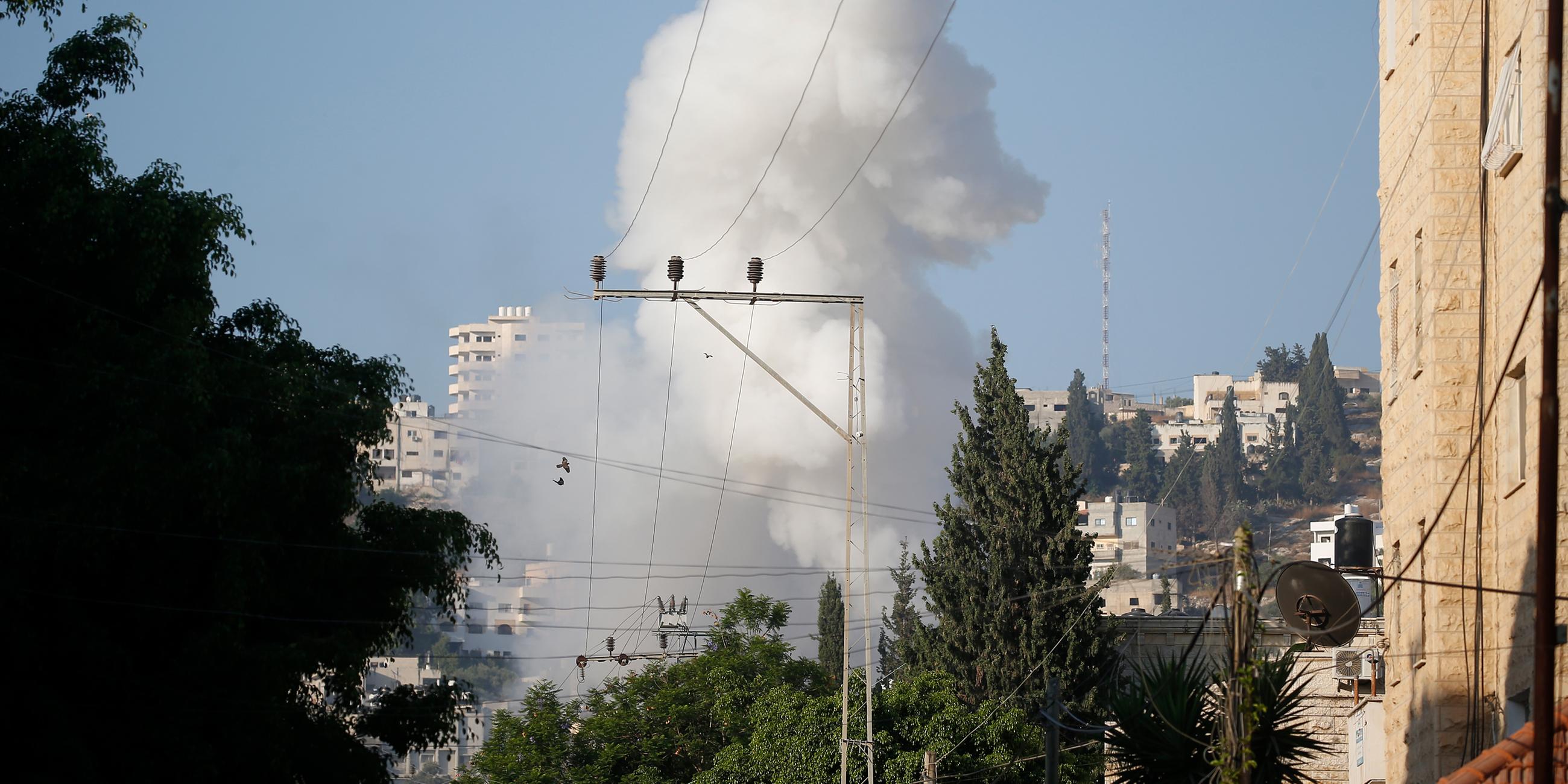 Rauch steigt auf, als das israelische Militär Luftangriffe auf Dschenin im Westjordanland durchführt.