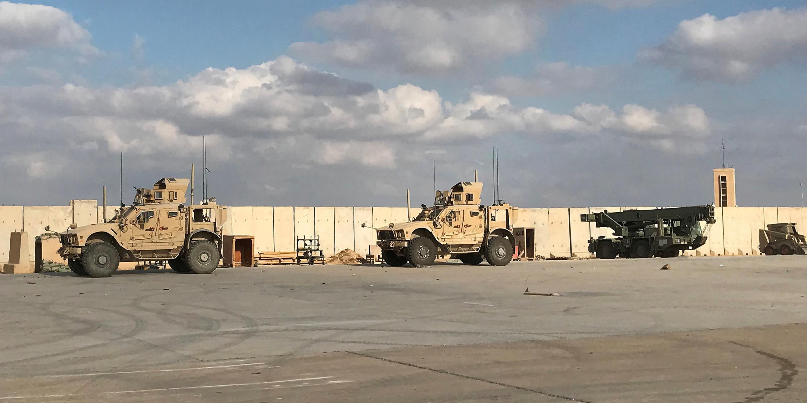 Archiv: Militärfahrzeuge von US-Soldaten auf dem Luftwaffenstützpunkt al-Asad in der irakischen Provinz Anbar. (13.01.2020)