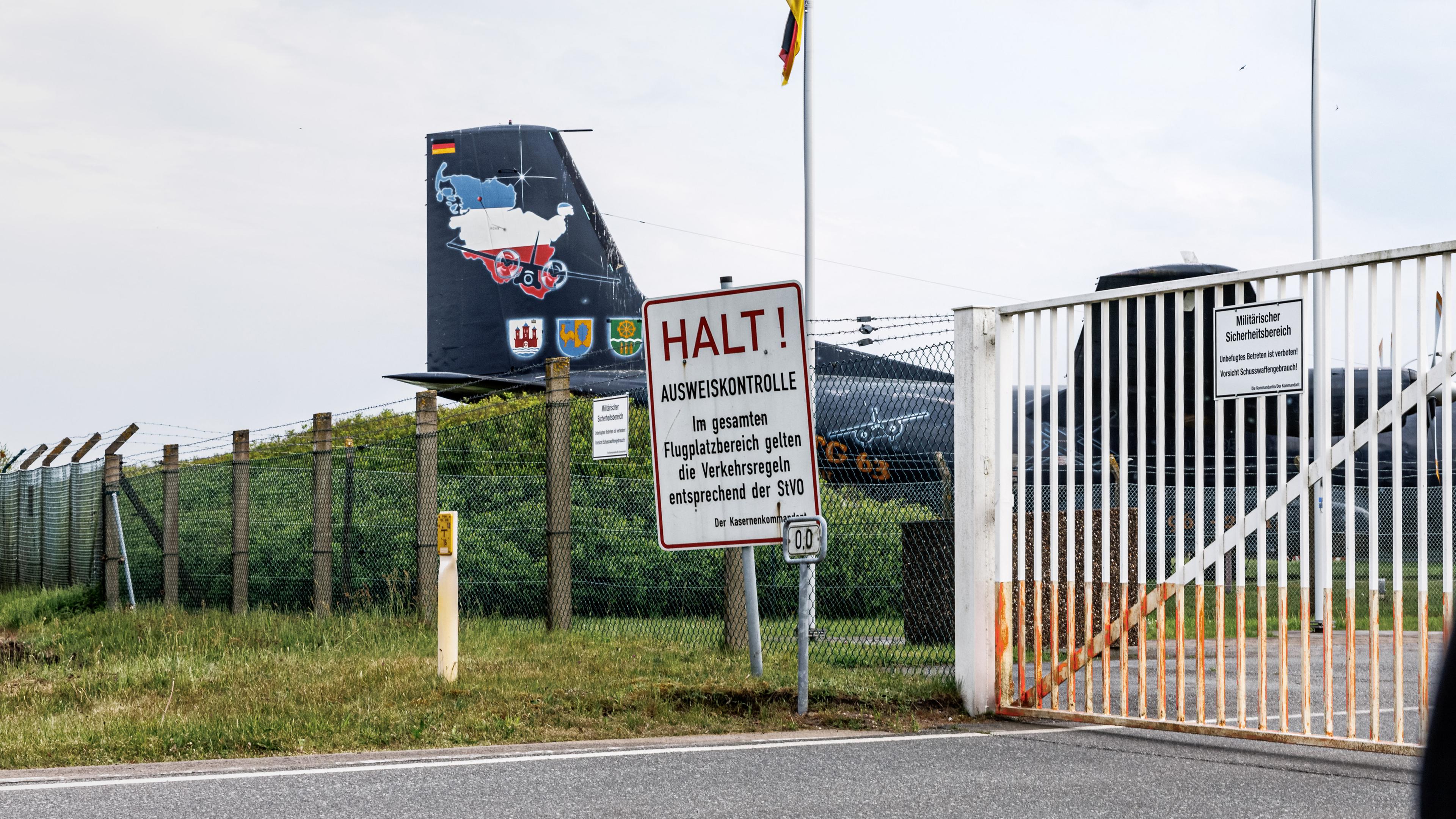 Schleswig-Holstein, Hohn: Die Einfahrt zum Militärflugplatz Hohn, auf dem bei einem Flugunfall zwei Menschen ums Leben kamen.