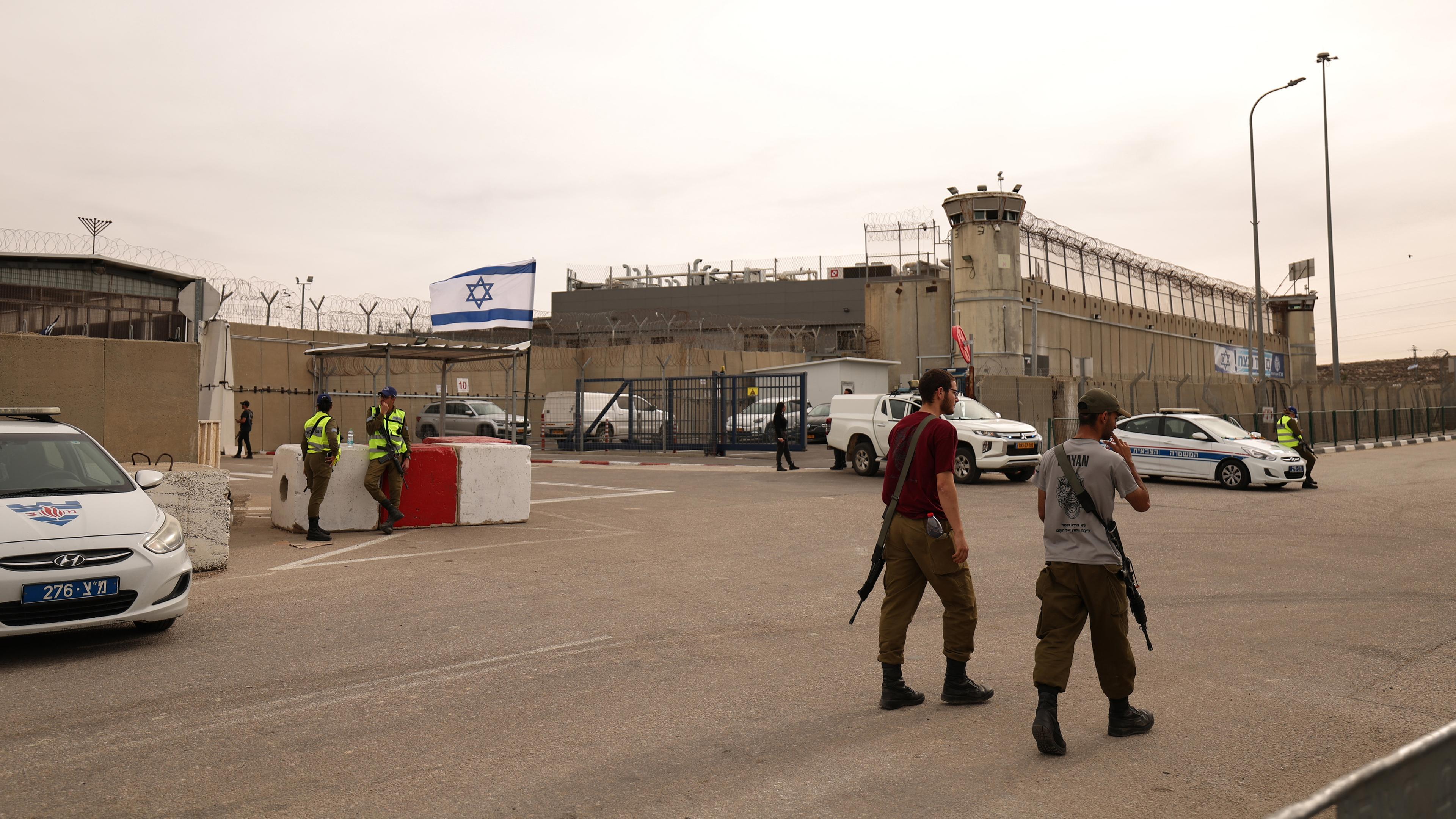 Israelische Sicherheitskräfte bewachen das Militärgefängnis von Ofer in der Nähe von Jerusalem, Israel, 25.11.2023.