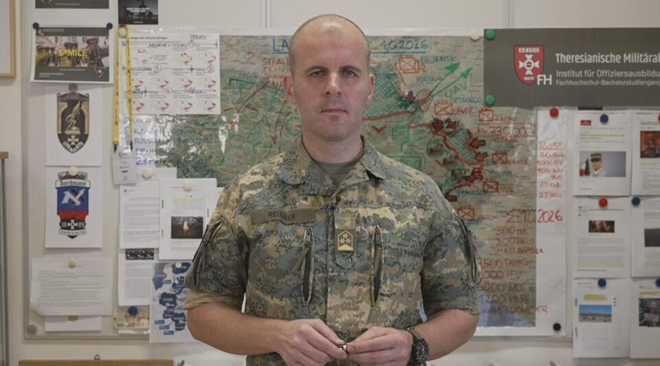 Oberst Markus Reisner vor einer Karte der Ukraine bei der die Front eingezeichnet ist