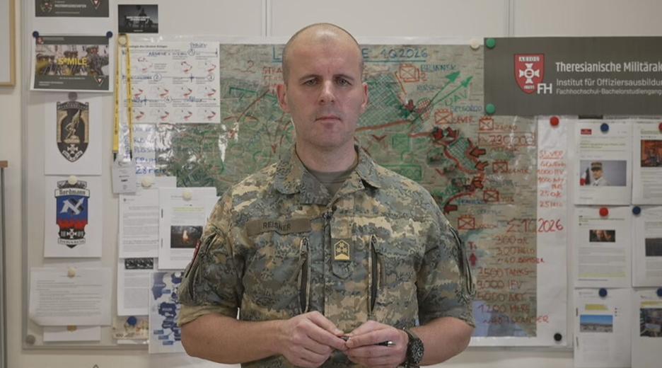 Oberst Markus Reisner vor einer Karte der Ukraine bei der die Front eingezeichnet ist