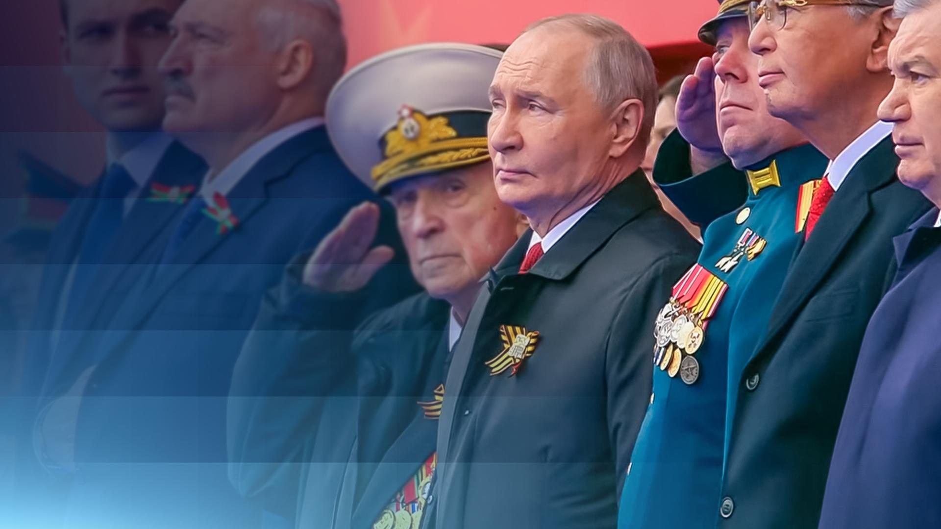 Russlands Präsident Wladimir Putin mit hohen russischen Befehlshabern des Militärs auf der Militärparade zum Tag des Sieges über Nazi-Deutschland.