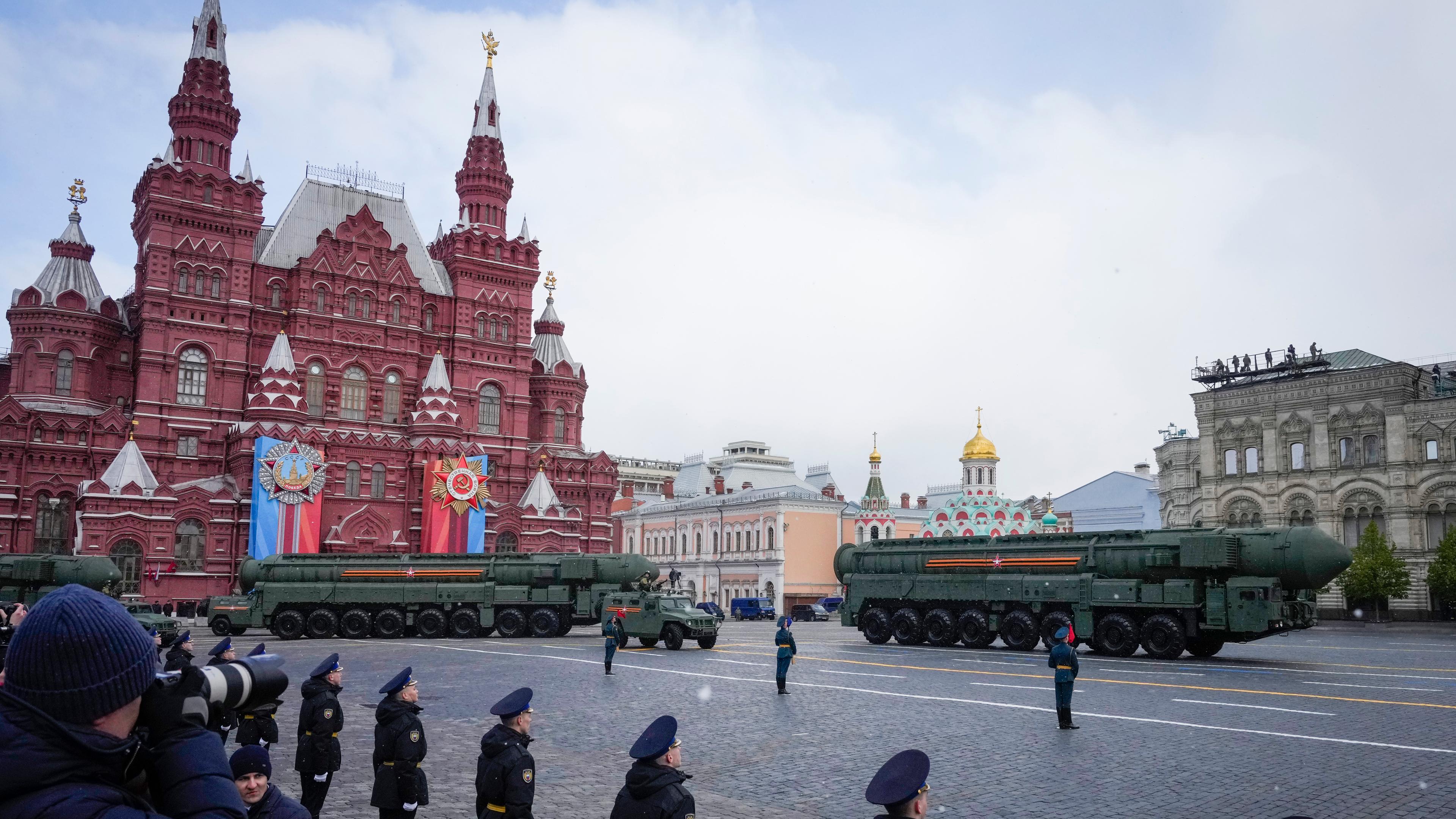 09.05.2024, Russland, Moskau: Russische ballistische RS-24 Yars-Raketen rollen während der Militärparade zum Tag des Sieges in Moskau anlässlich des 79. Jahrestages des Endes des Zweiten Weltkrieges über den Roten Platz.