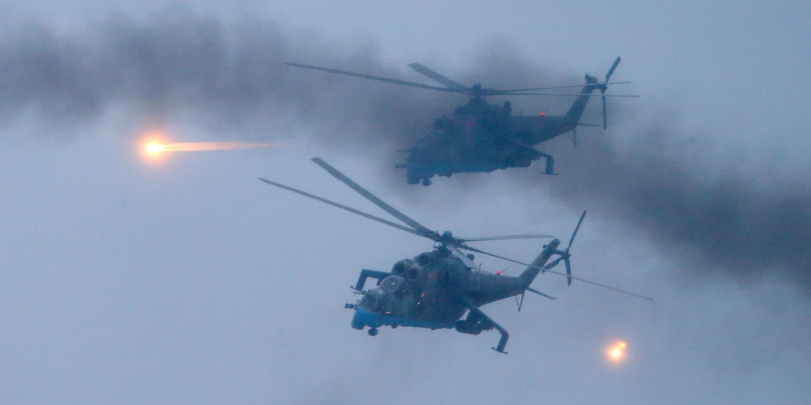Militärhubschrauber fliegen über den Truppenübungsplatz Osipovichi während der gemeinsamen Militärübung "Union Courage-2022" von Russland und Belarus.