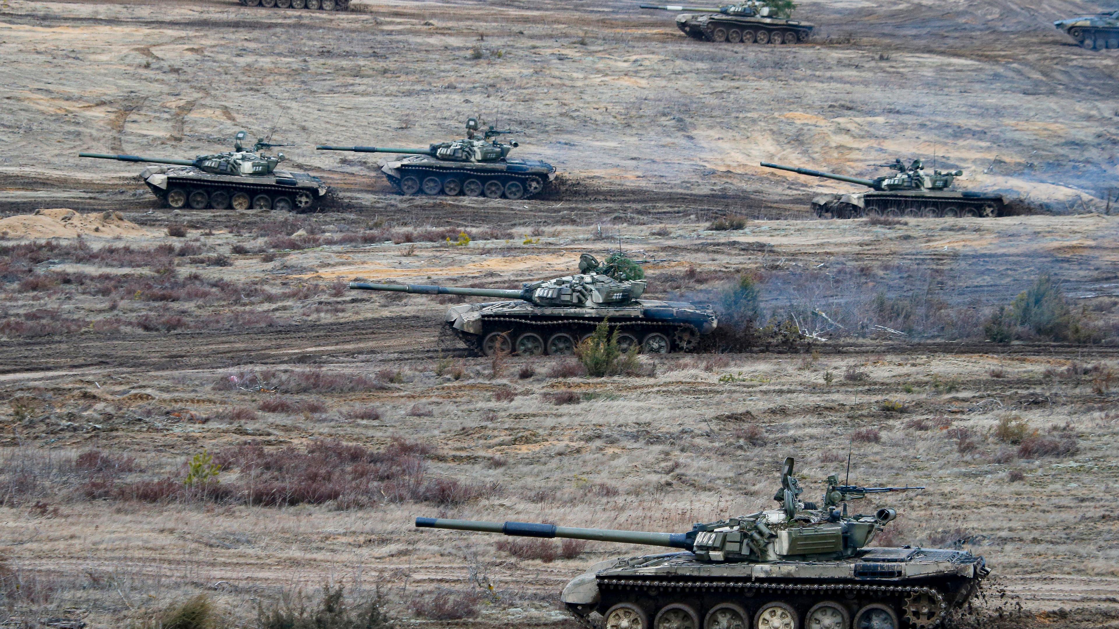 Archiv: Panzer fahren während Militärübungen zwischen Russland und Belarus.