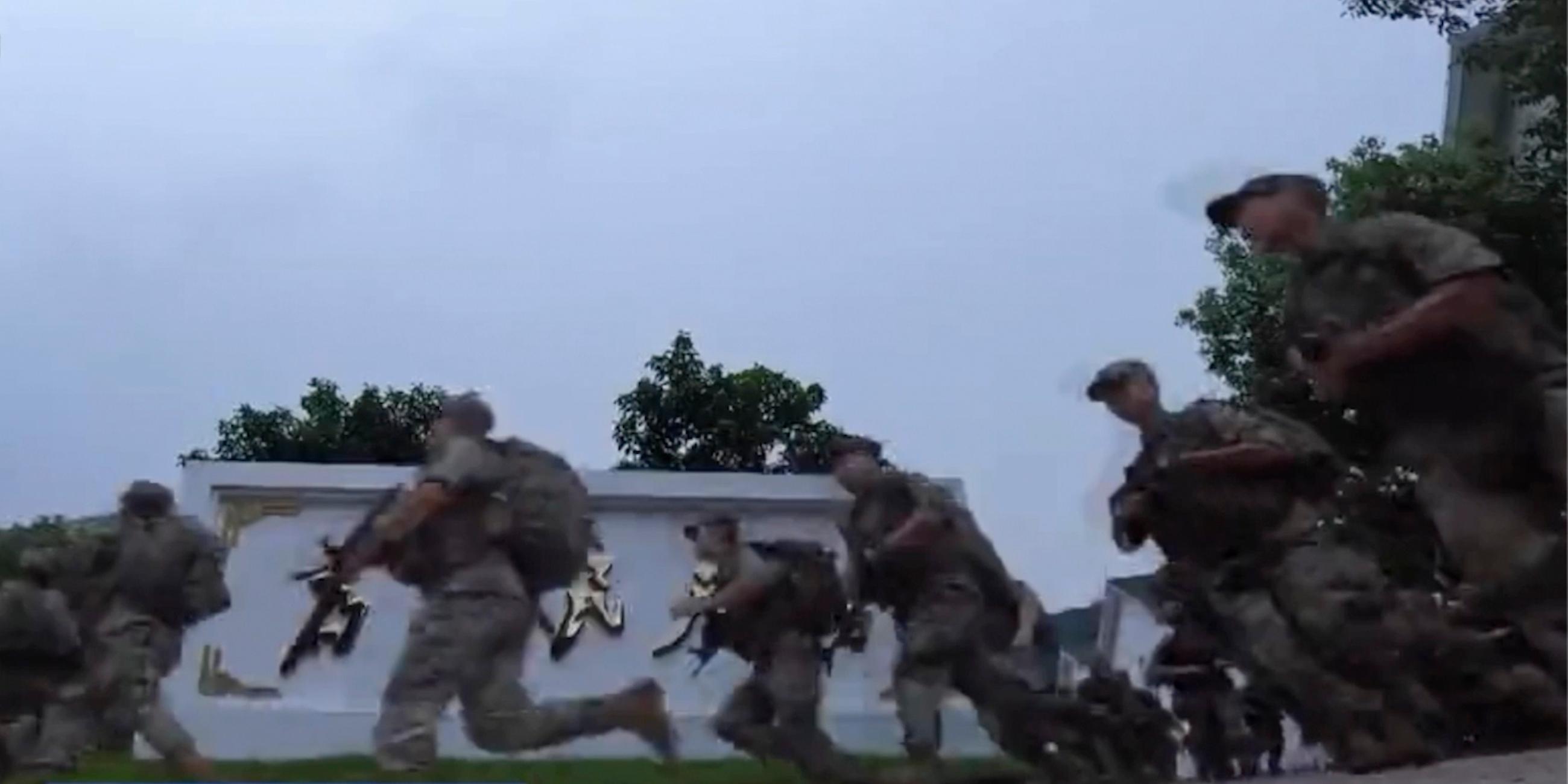 Auf diesem Bild, das aus einem Video des chinesischen Fernsehsenders CCTV stammt, nehmen chinesische Soldaten an militärischen Übungen teil.
