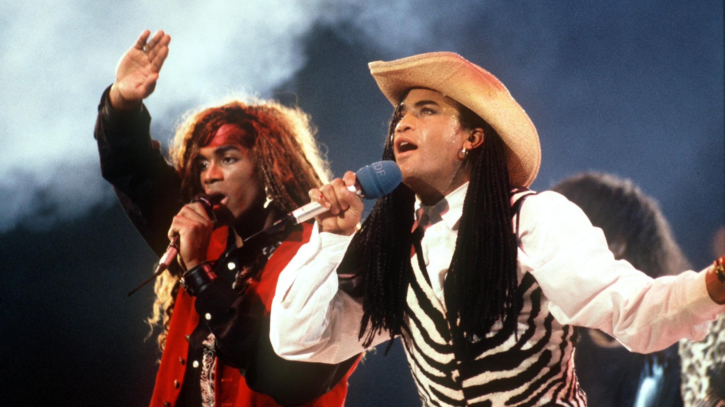 Das Pop-Duo «Milli Vanilli» mit Rob Pilatus (r) und Fabricio «Fab» Morvan bei einem Auftritt in der Musiksendung «Peter's Popshow» in Dortmund am 17.11.1989. 