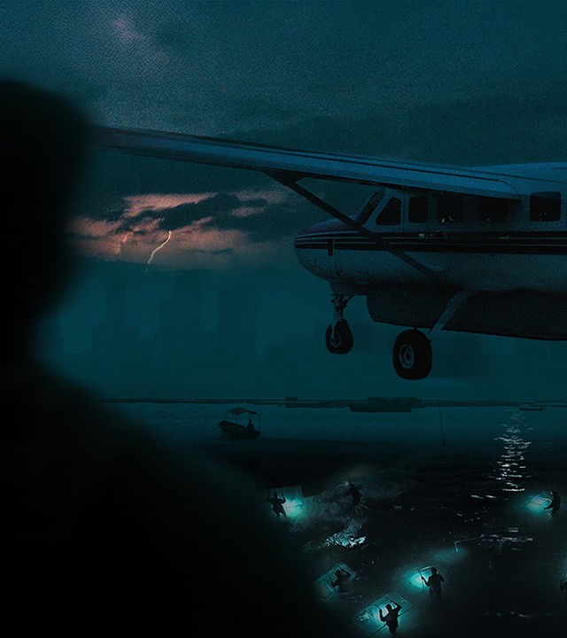 Taucher, ein Flugzeug und eine Silhouette im Dunkeln