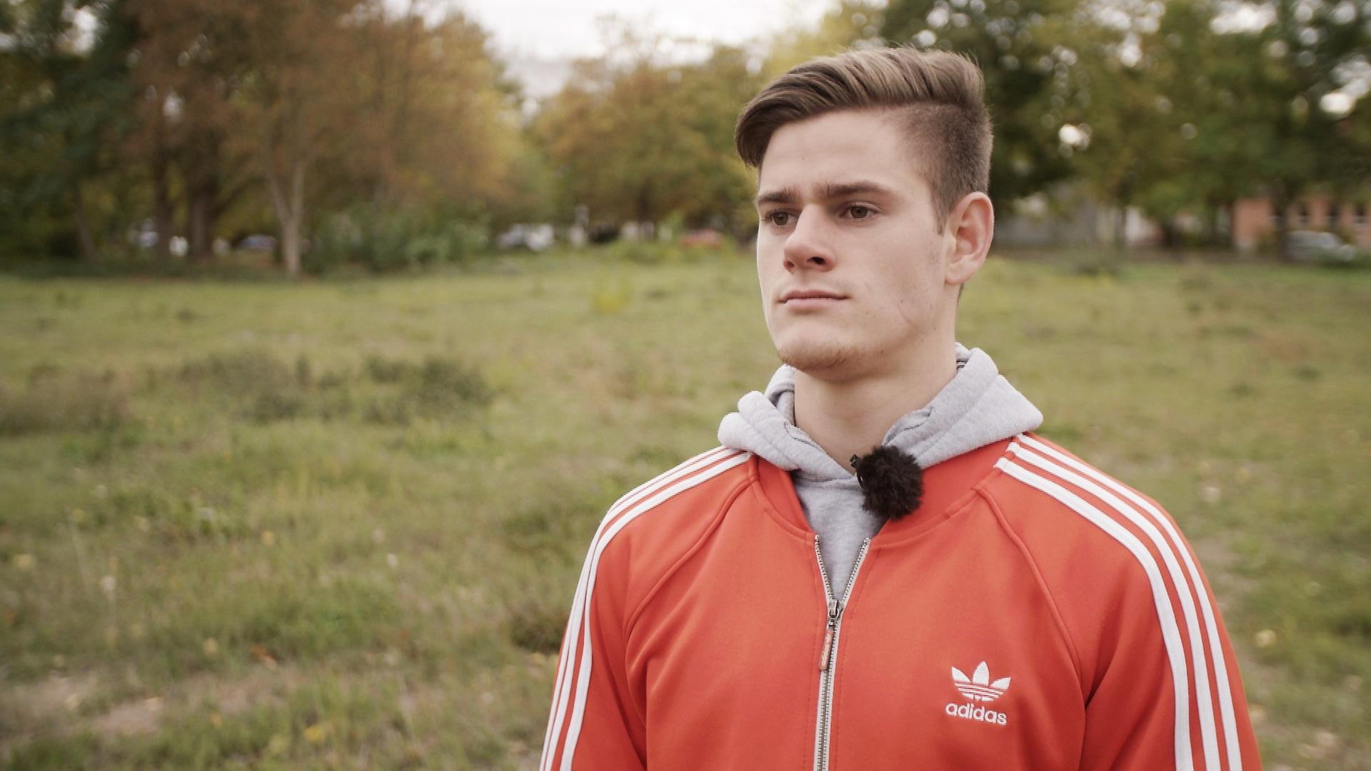 "Milliardengeschäft Porno - Gefahr aus dem Internet": Rocco in Nahaufnahme. Er steht auf einer Wiese, im Hintergrund sind Bäume zu sehen.