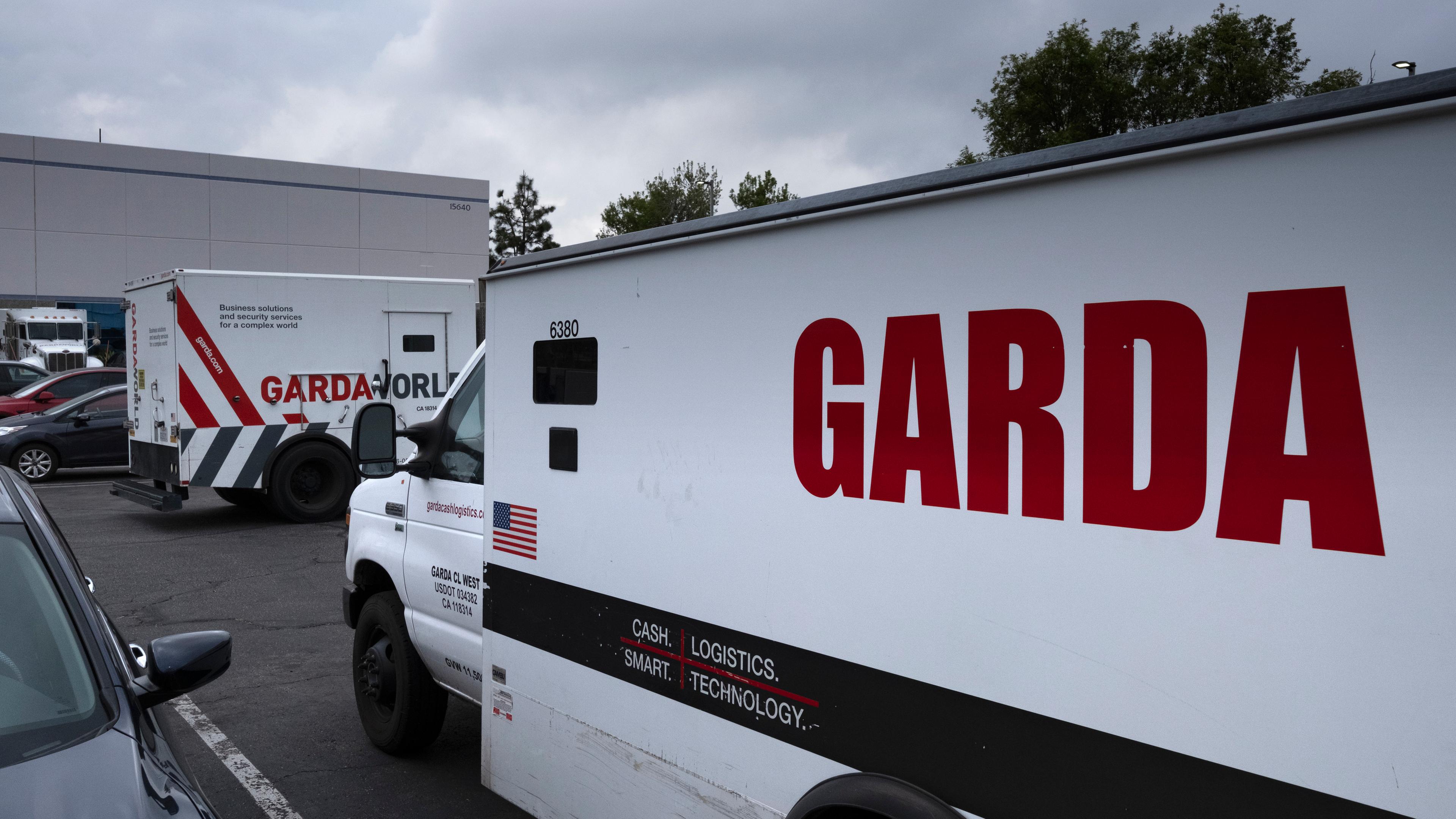  Gepanzerte Lastwagen parken vor den Büros von GardaWorld im Stadtteil Sylmar von Los Angeles. 