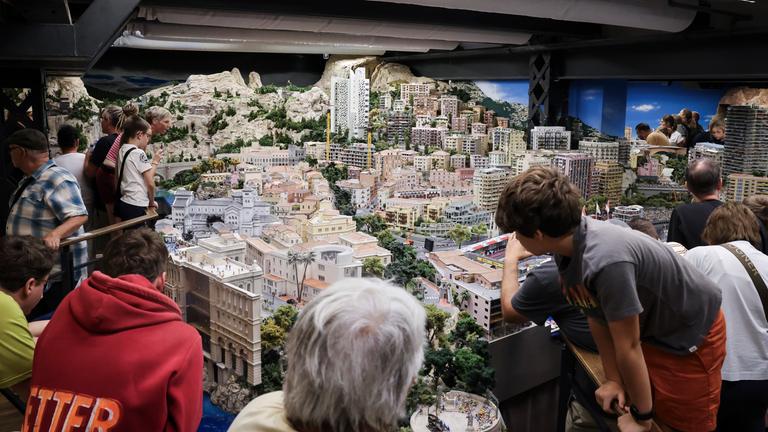  Blick auf die Themenlandschaft "Monaco" mit Formel 1-Rennstrecke im Miniatur Wunderland.